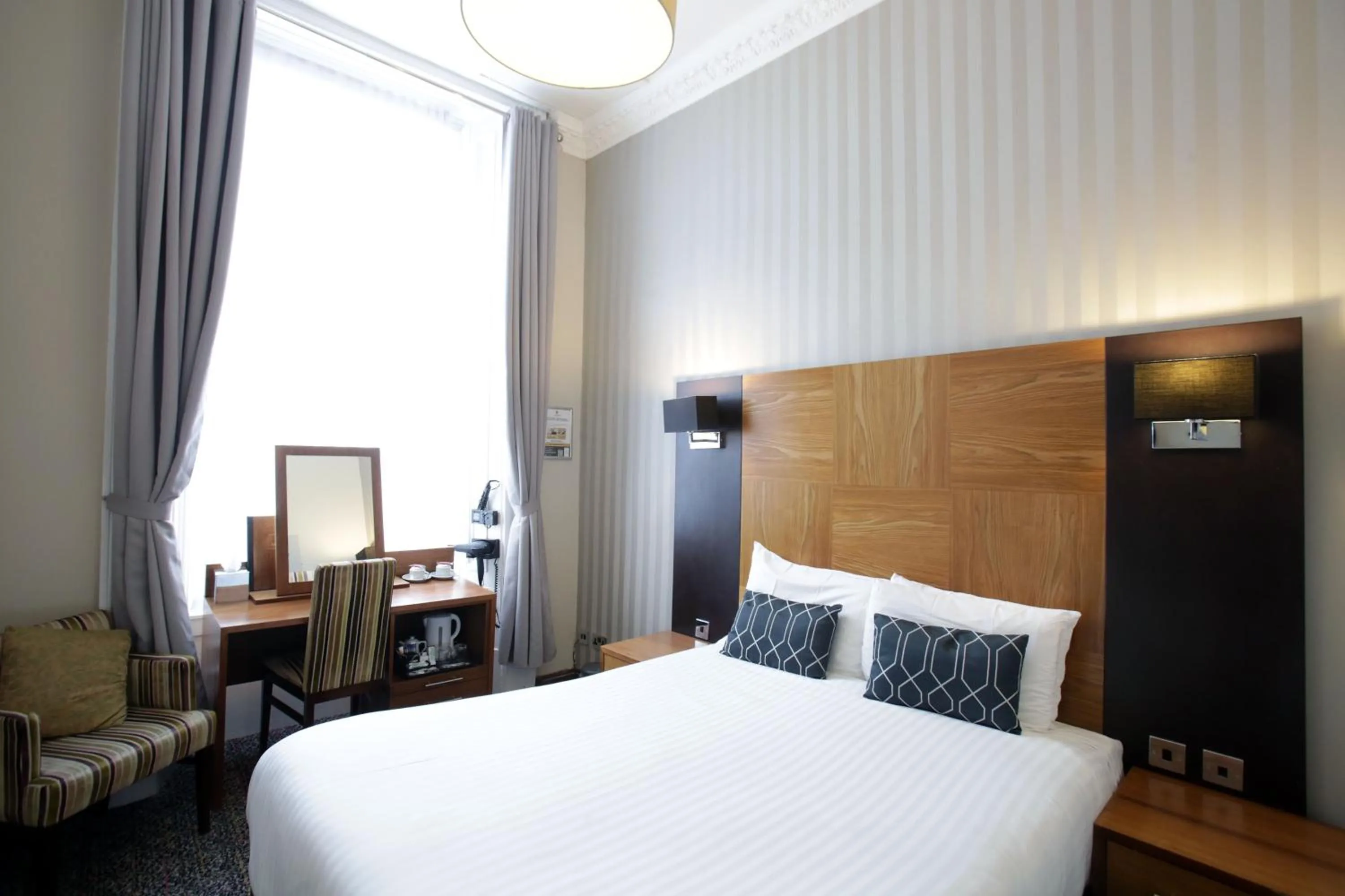 Photo of the whole room, Bed in Acorn Hotel