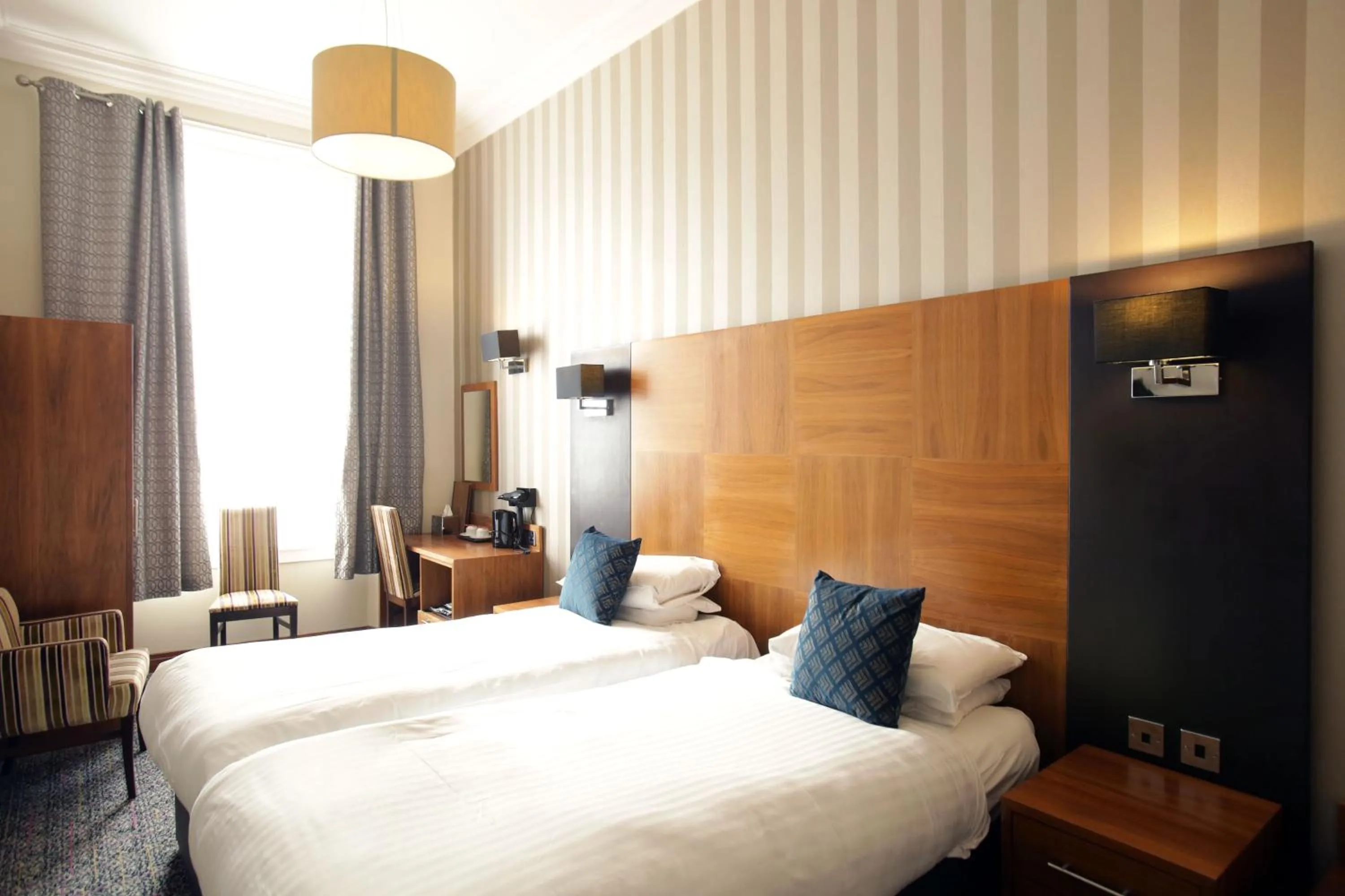 Photo of the whole room, Bed in Acorn Hotel