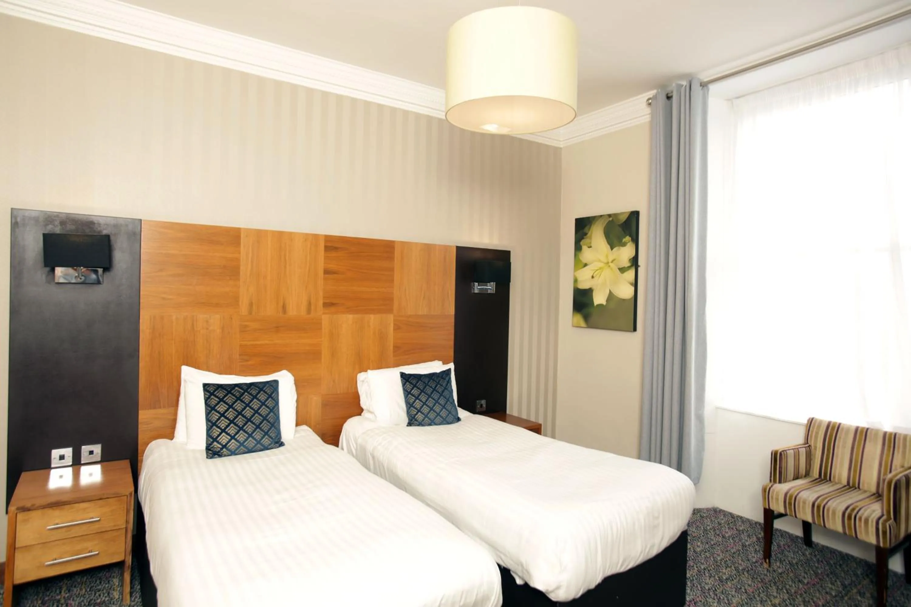 Photo of the whole room, Bed in Acorn Hotel