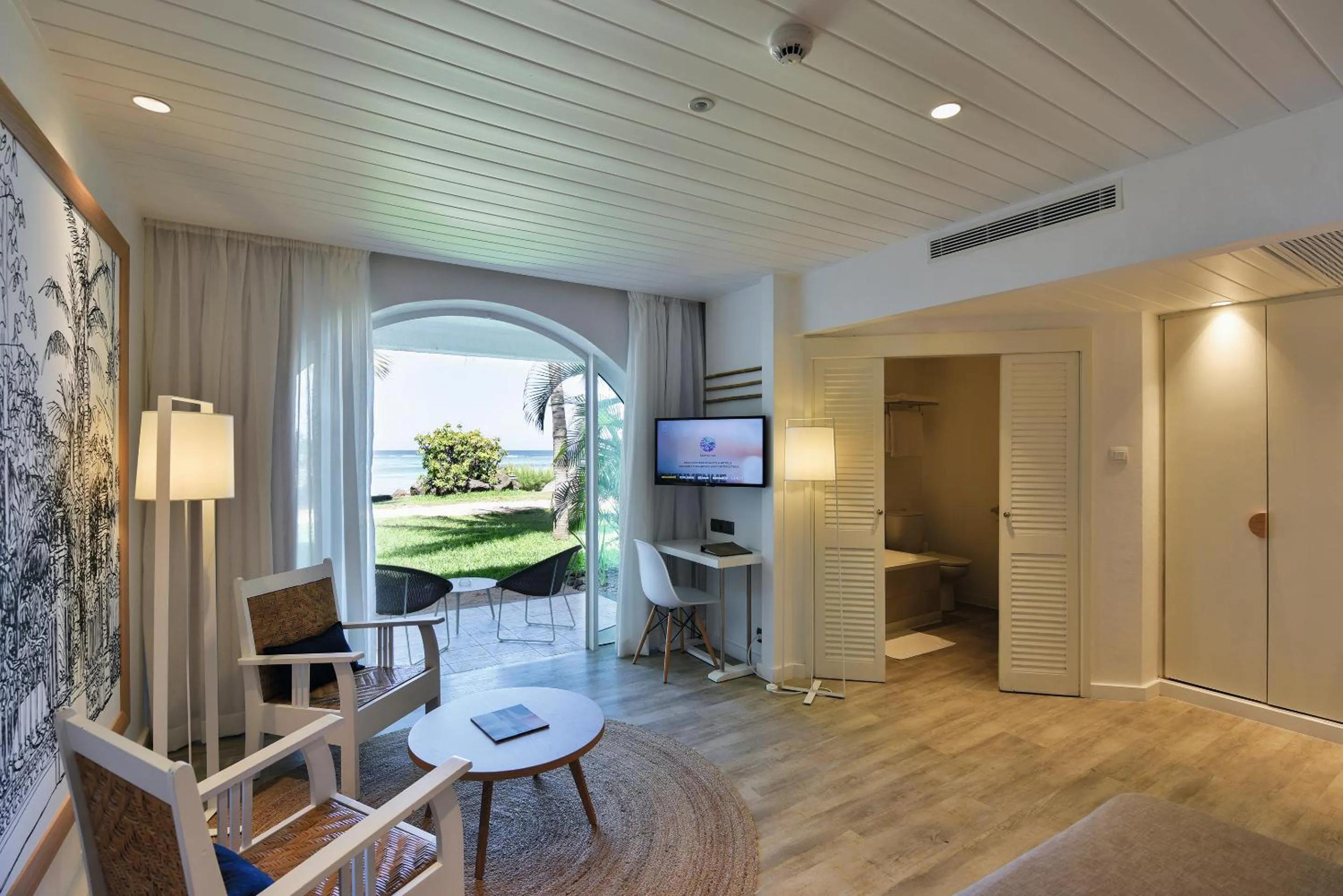 TV and multimedia in Canonnier Beachcomber Golf Resort & Spa