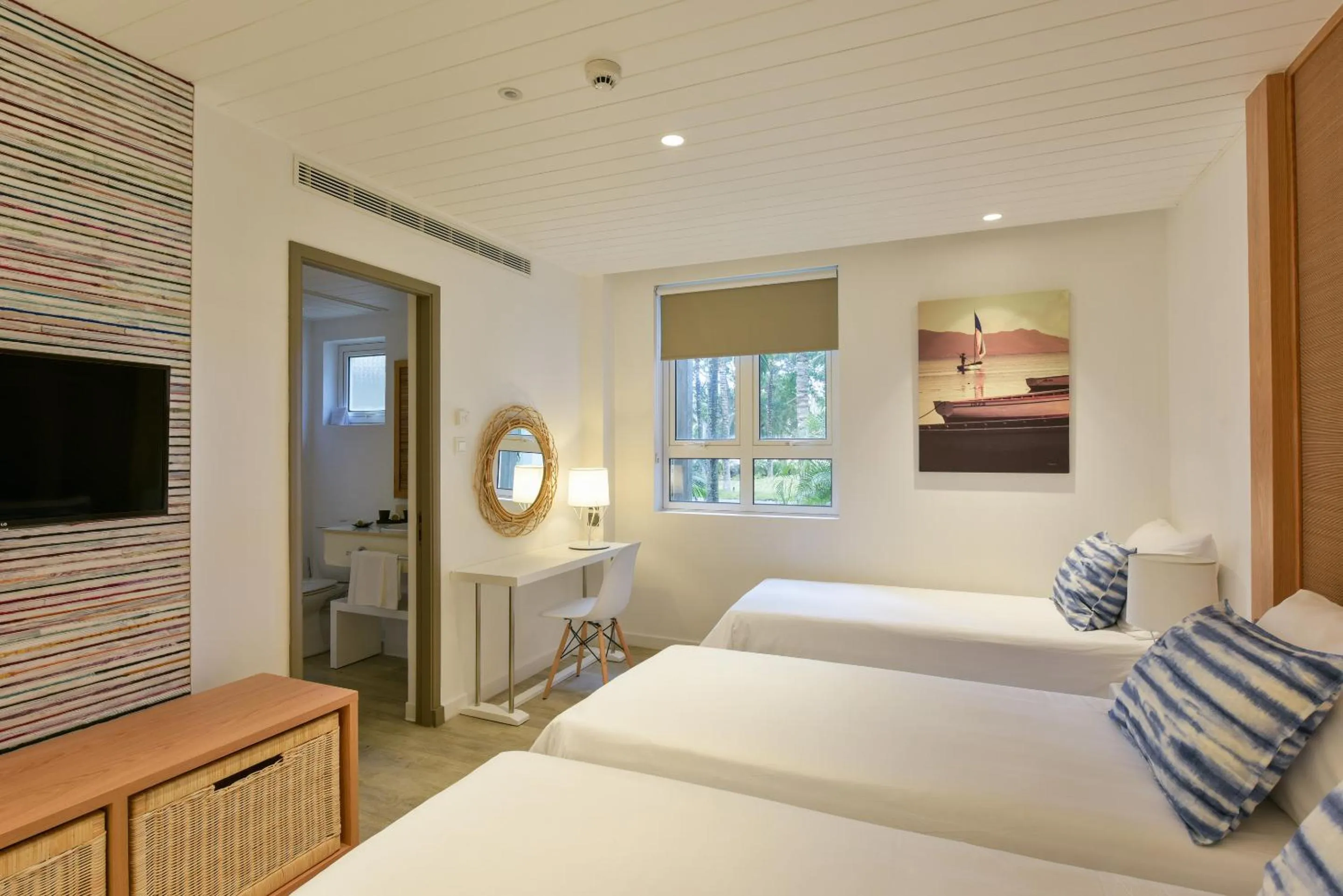 Bed in Canonnier Beachcomber Golf Resort & Spa