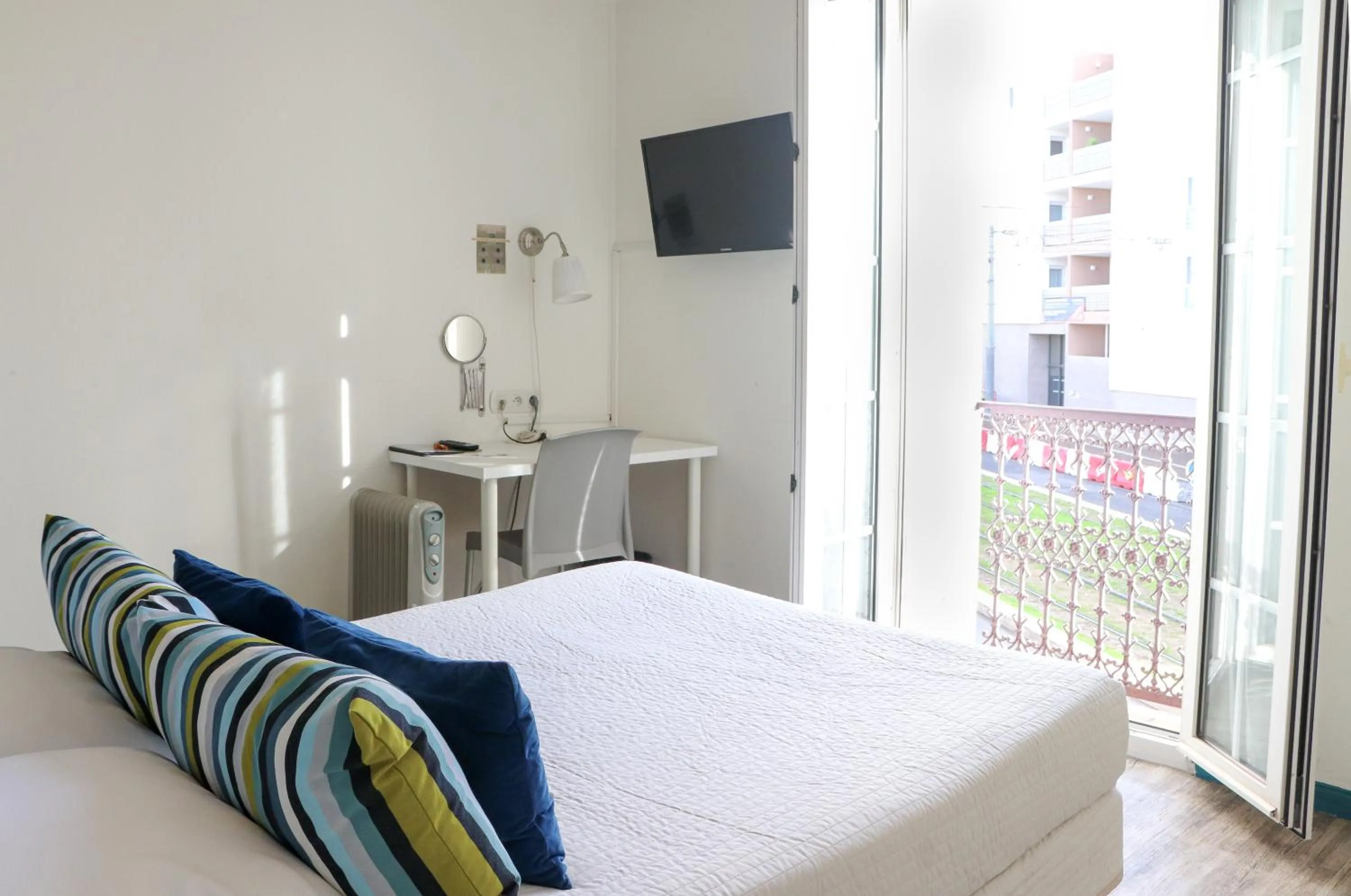 Communal lounge/ TV room, Bed in Hotel Abelia