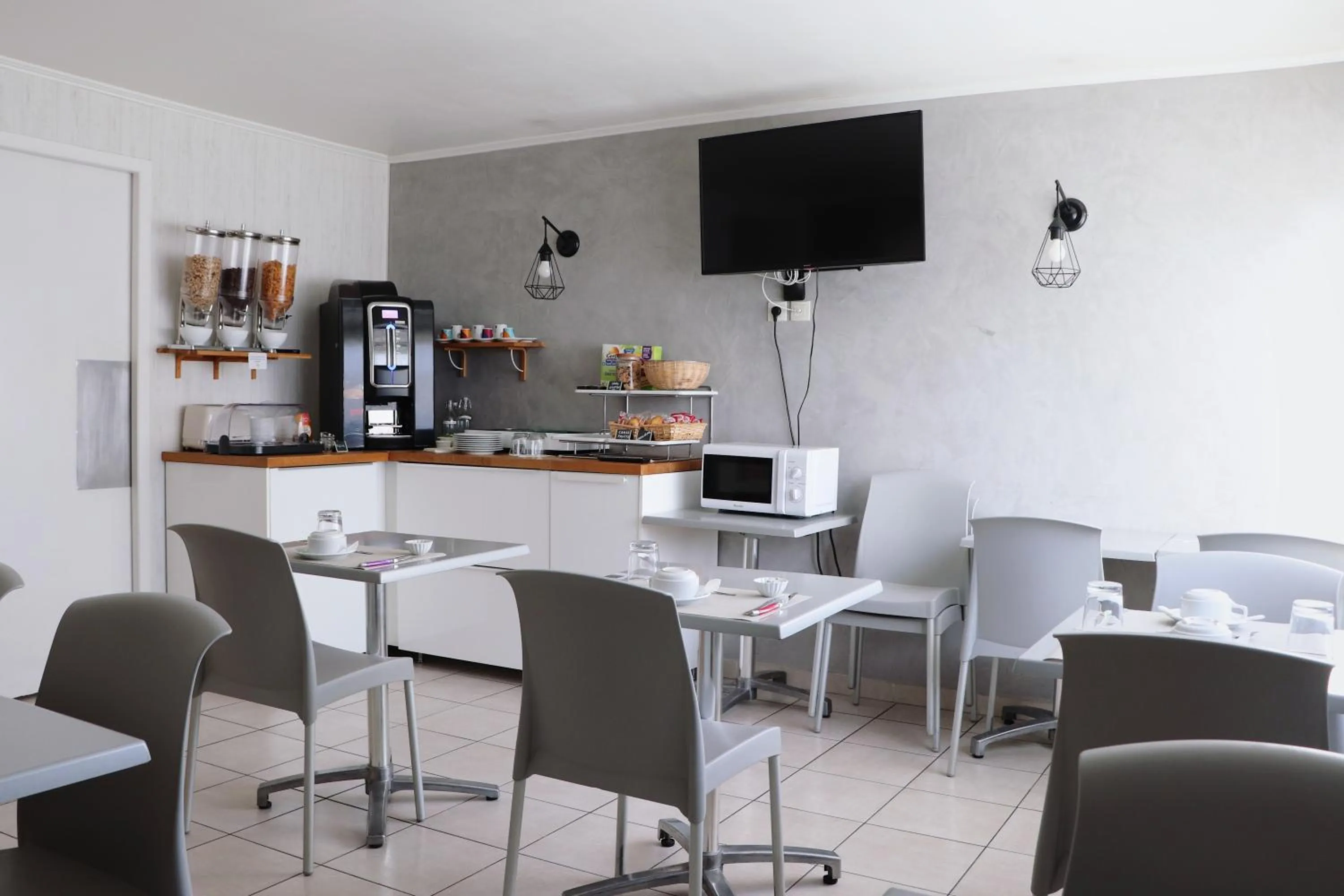 Communal lounge/ TV room in Hotel Abelia