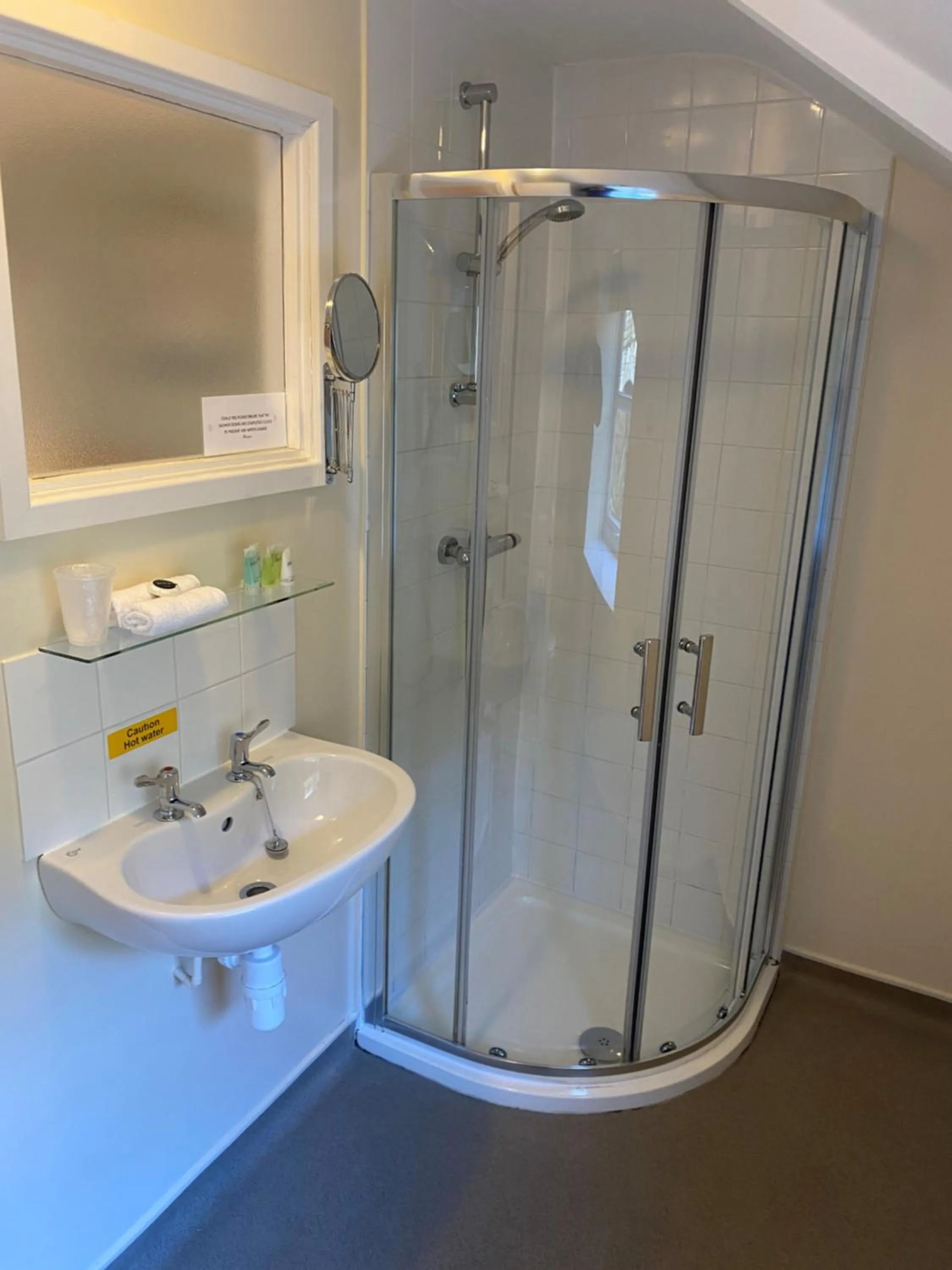 Bathroom in The Elks Head Inn