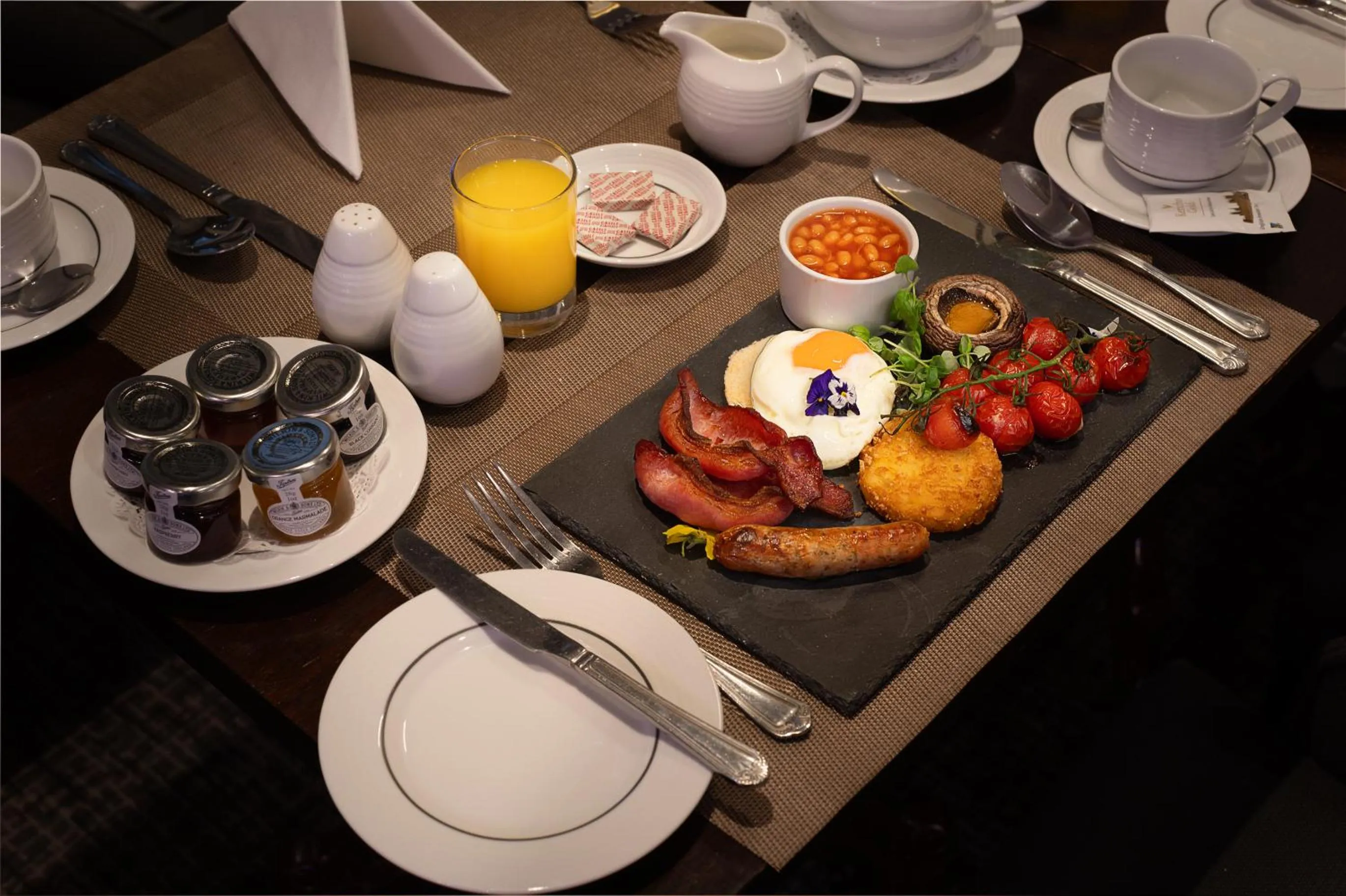 Food and drinks in Gem Fitzrovia Hotel