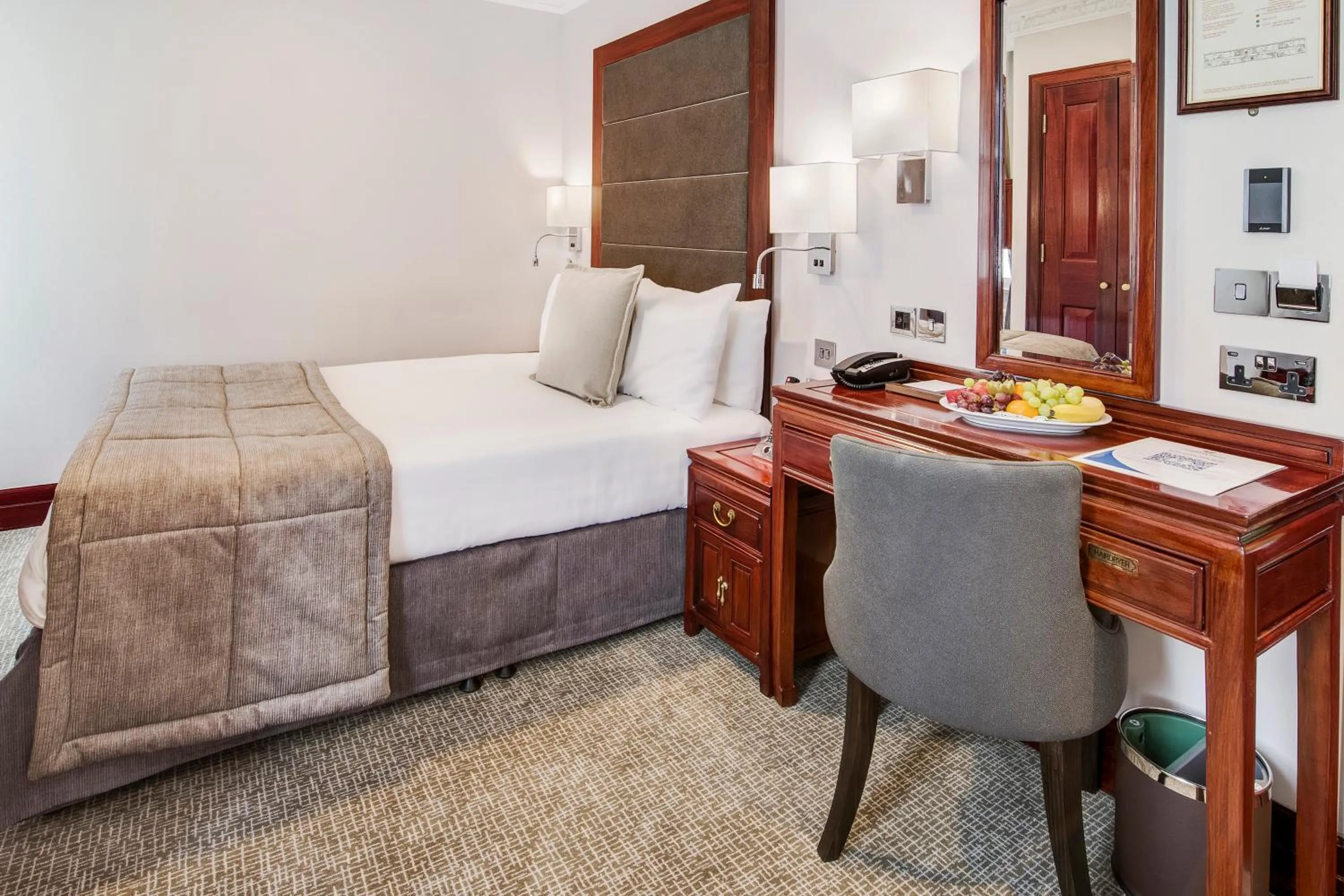 Bedroom, Bed in Gem Fitzrovia Hotel