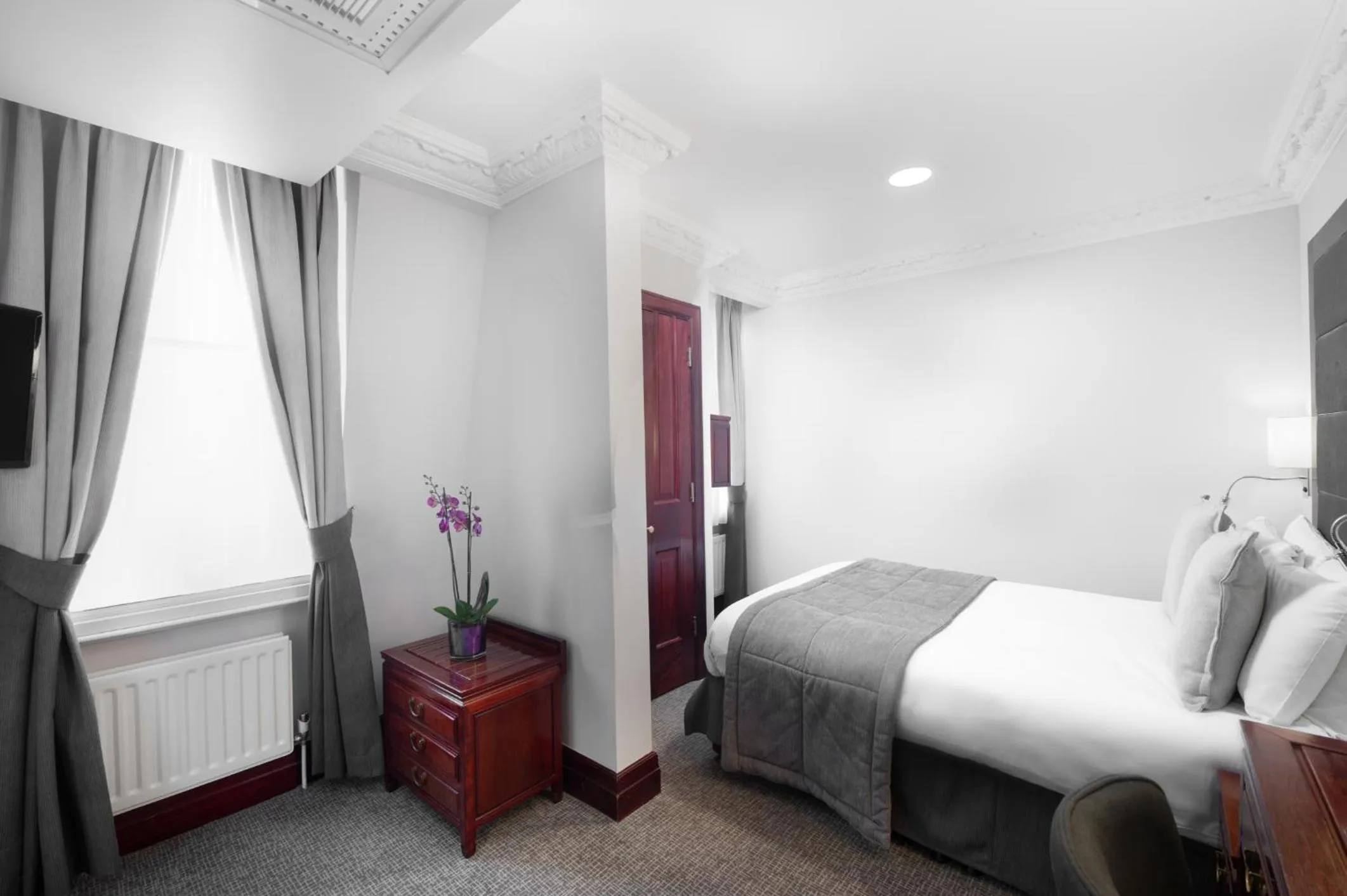 Photo of the whole room, Bed in Gem Fitzrovia Hotel