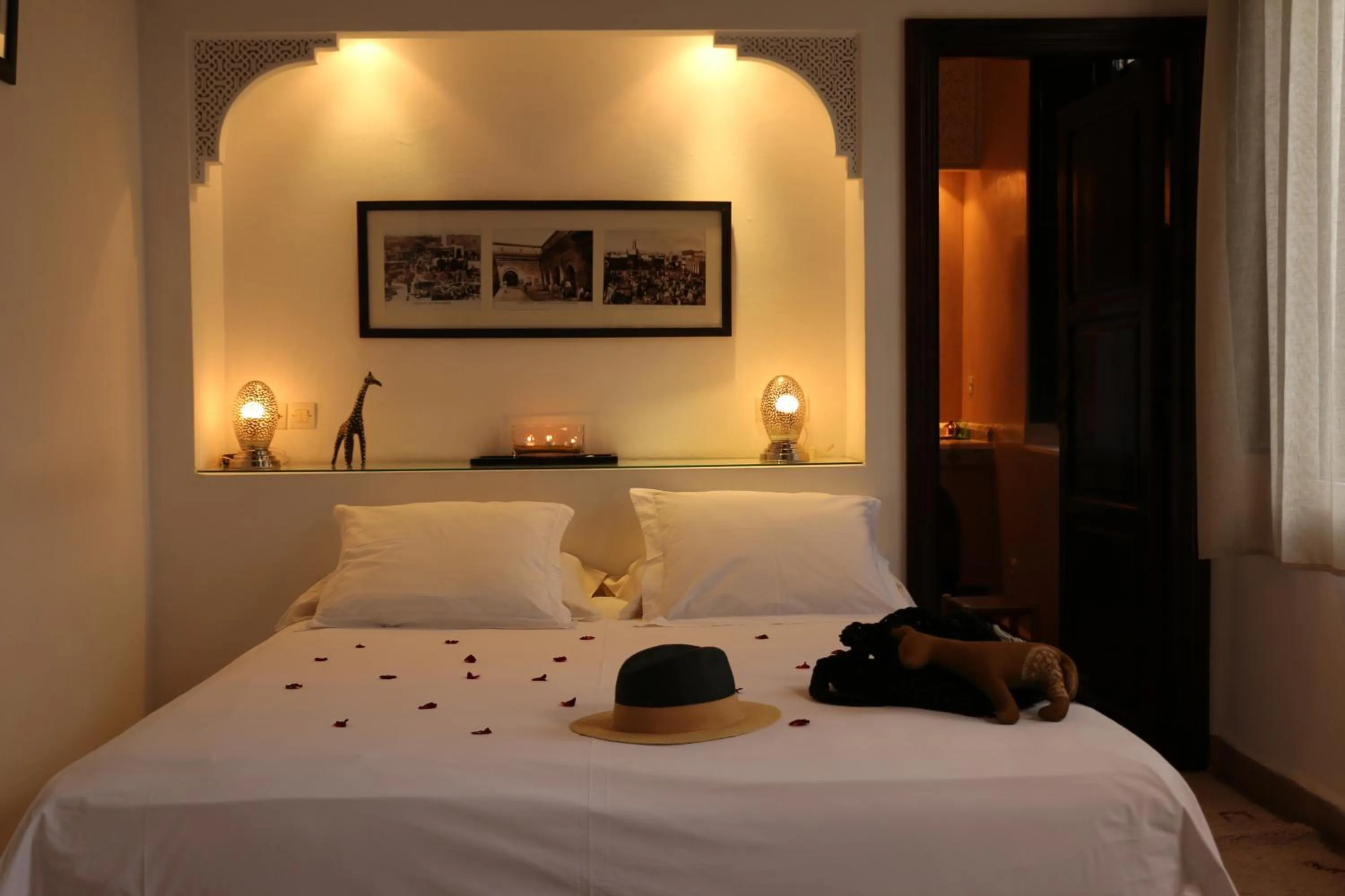 Photo of the whole room, Bed in Riad Chergui