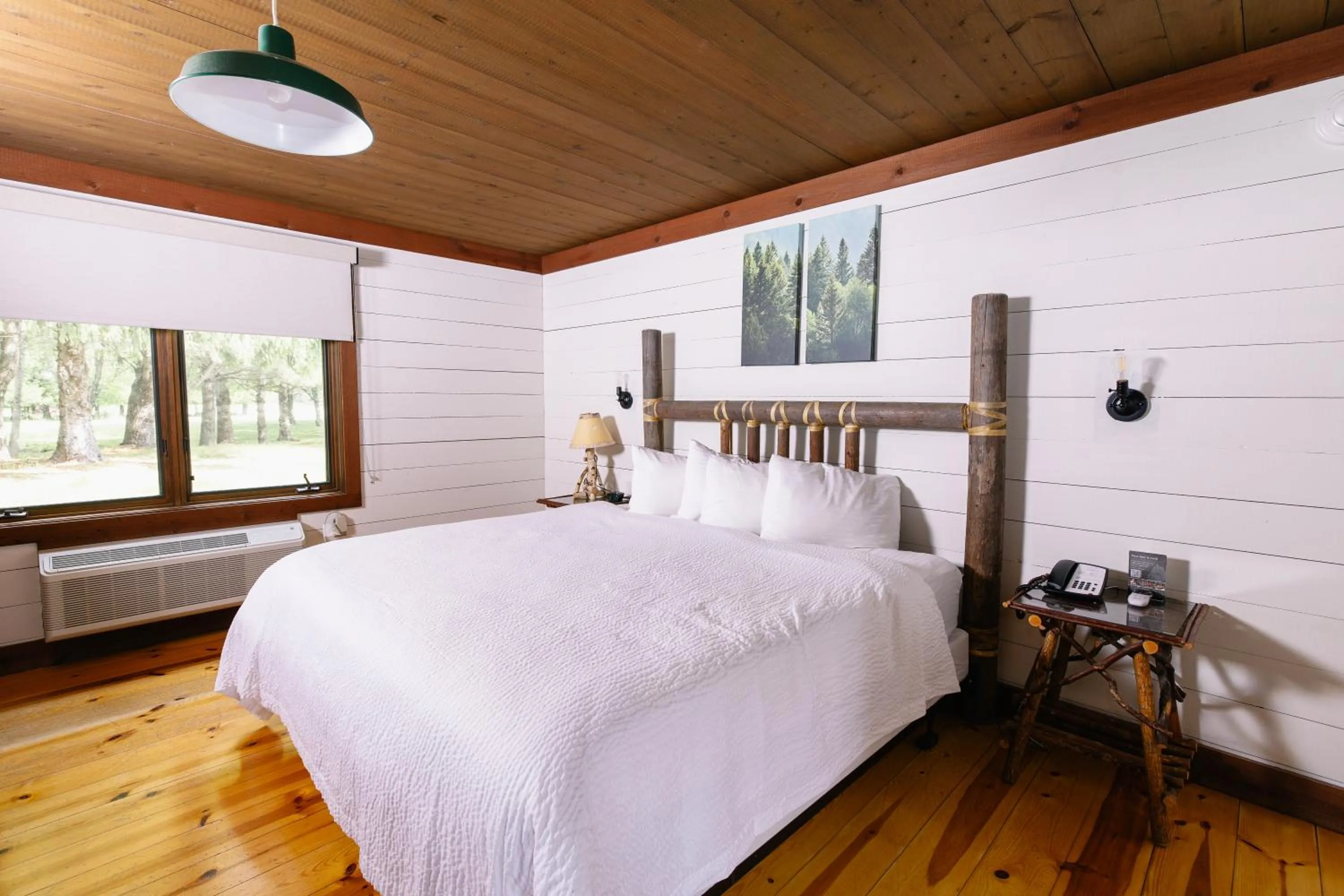 Bed in Drummond Island Resort