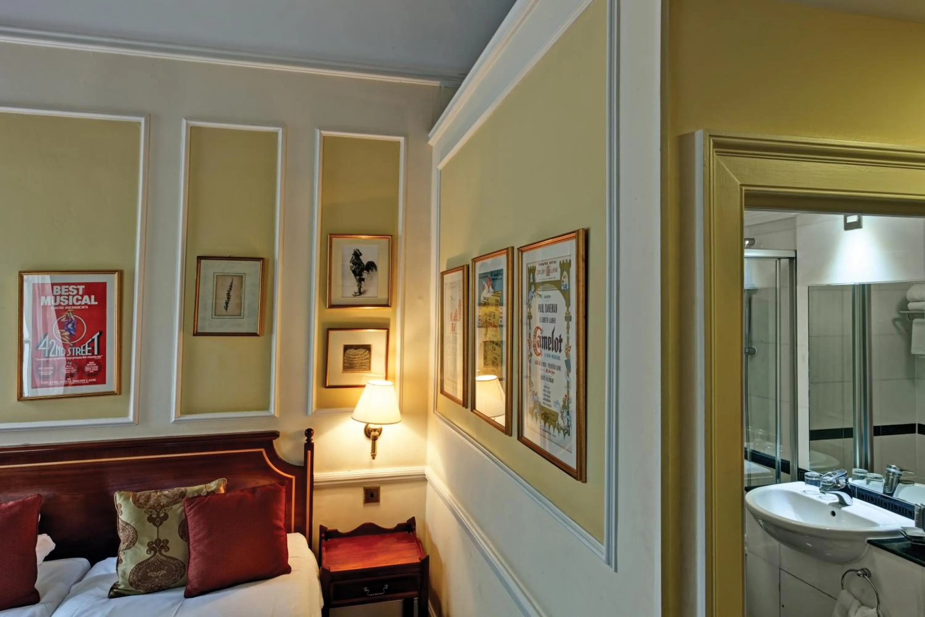 Bathroom in Grange Blooms Hotel