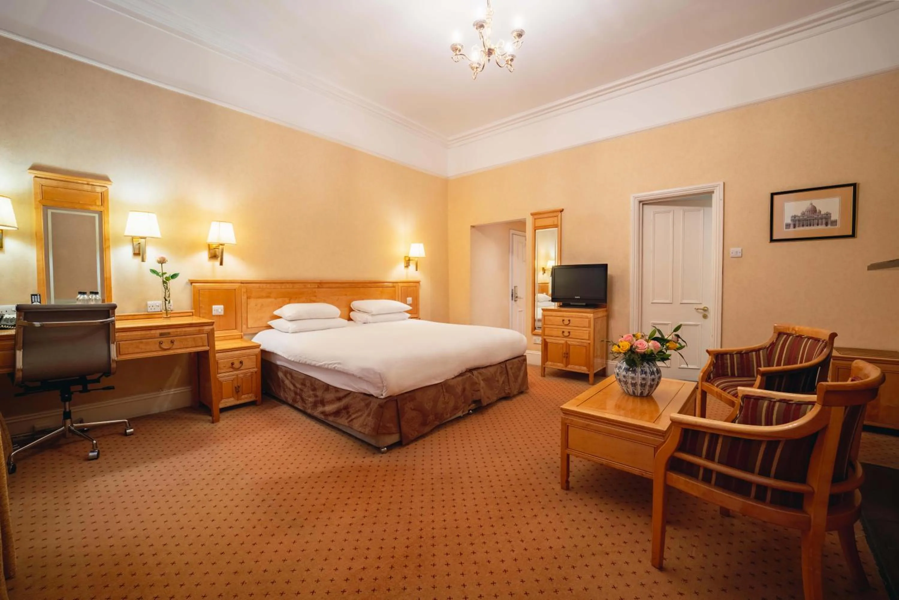 Bed in Grange Buckingham Hotel