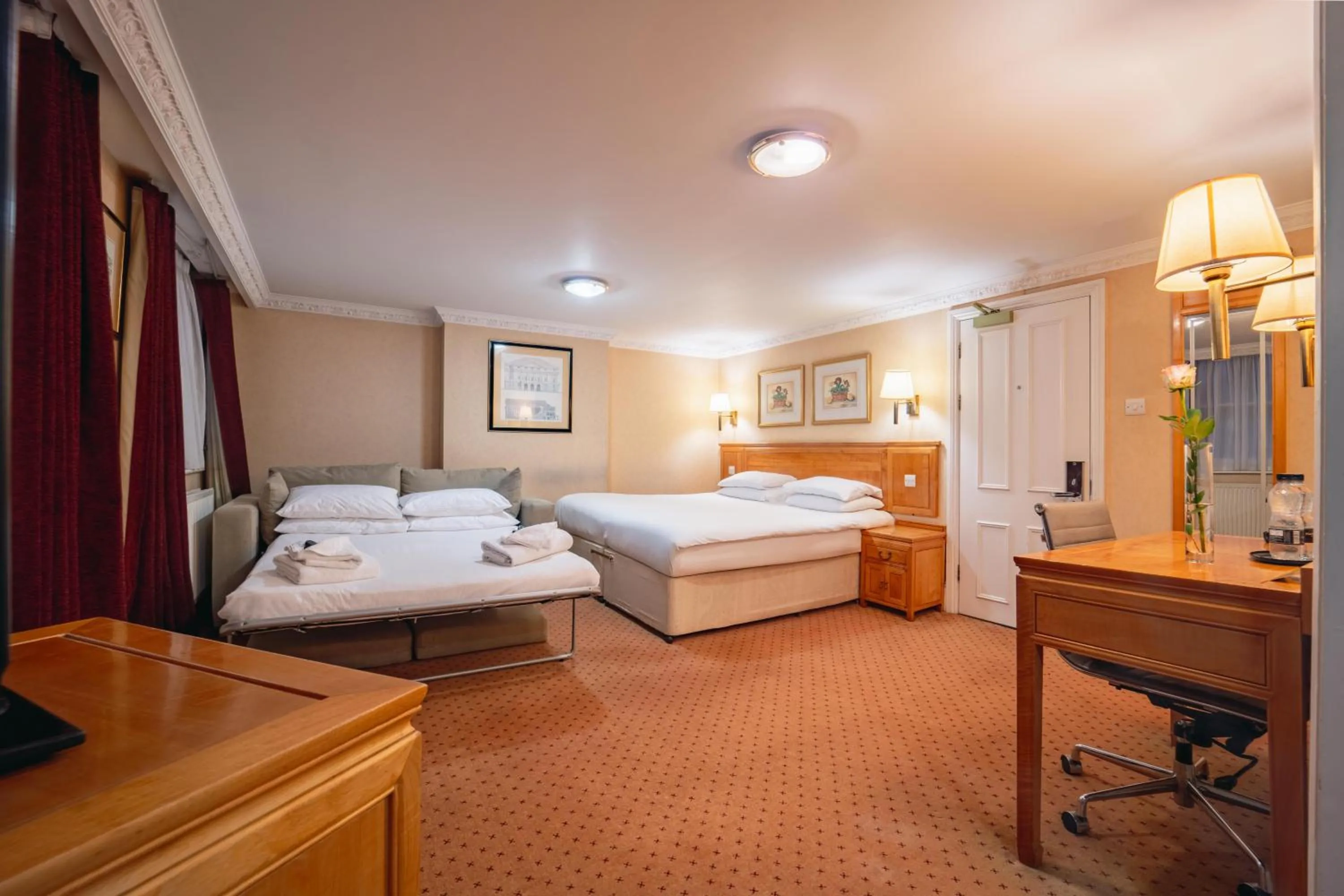 Bed in Grange Buckingham Hotel