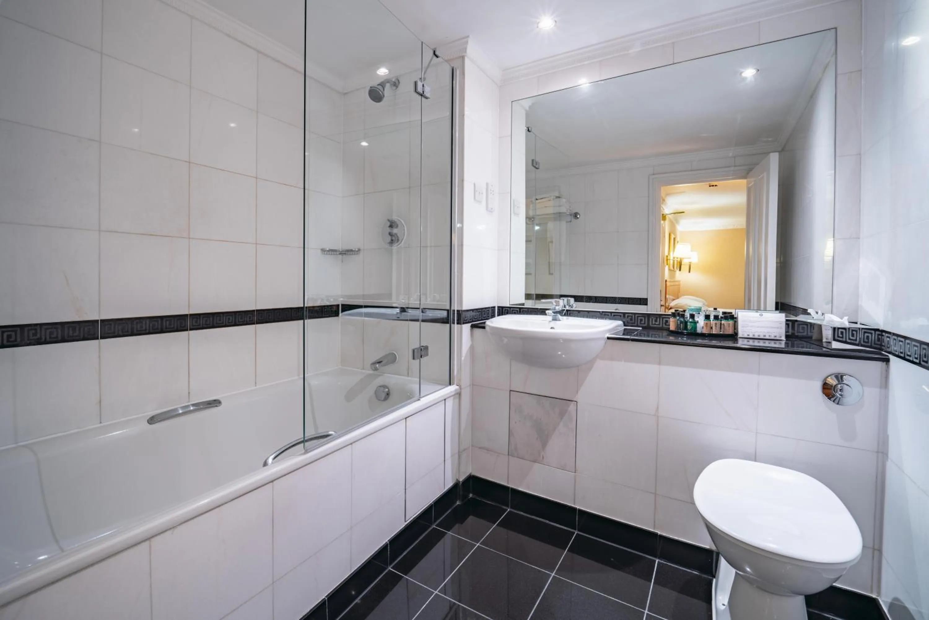 Shower in Grange Buckingham Hotel