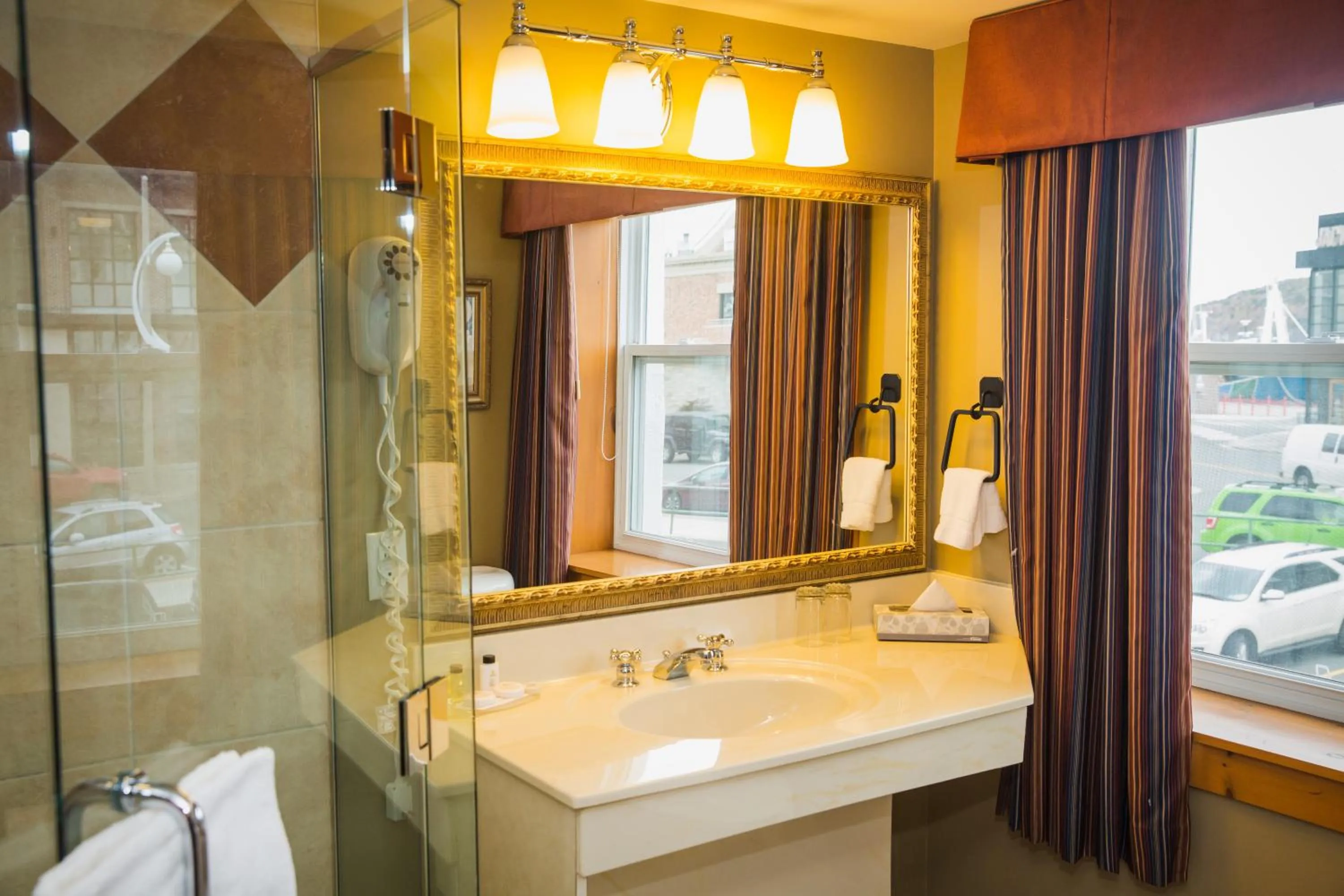 Toilet in Murray Premises Hotel