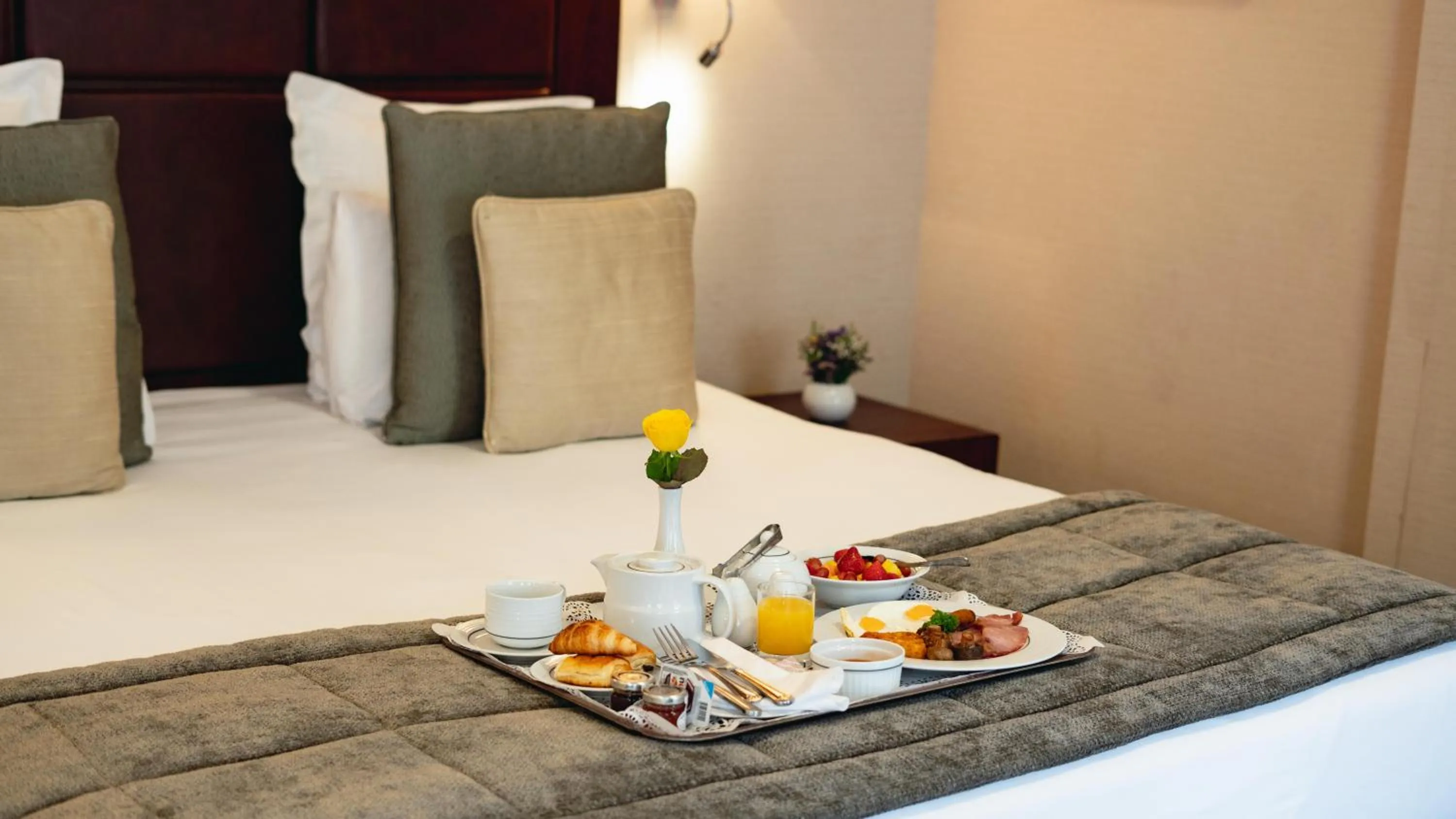 Food and drinks, Bed in Grange Beauchamp Hotel