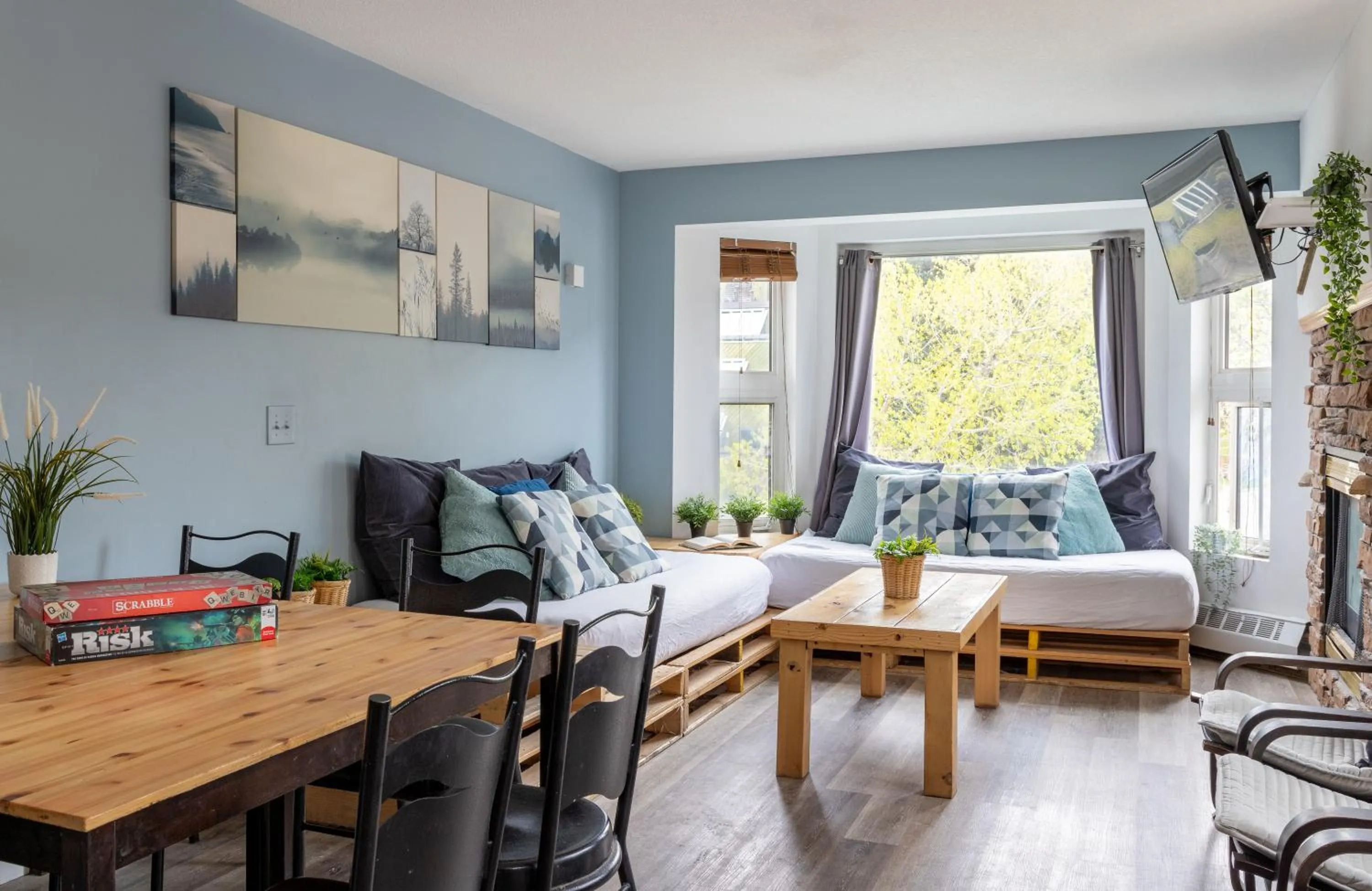 Communal lounge/ TV room in Samesun Banff Hostel