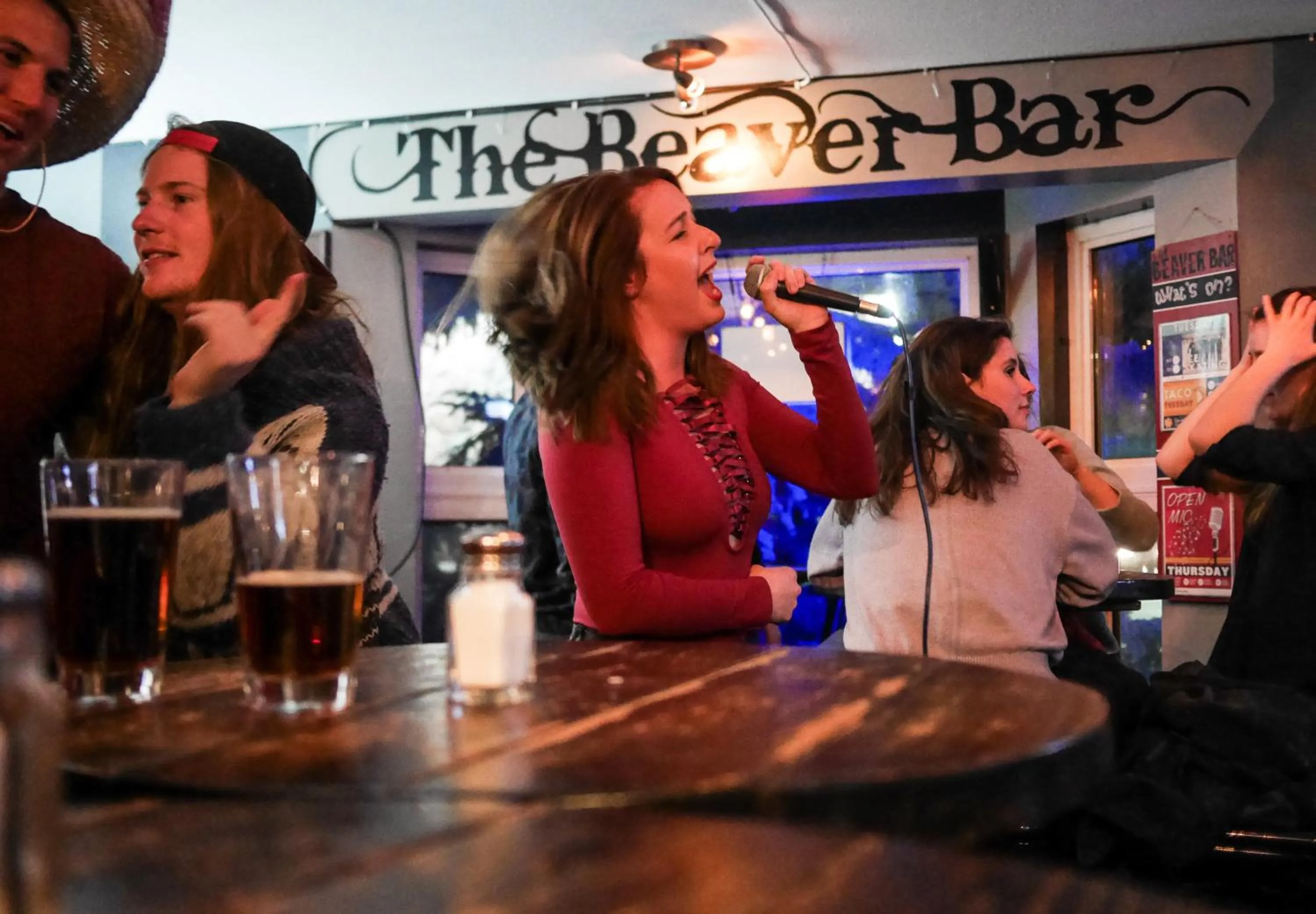 Lounge or bar in Samesun Banff Hostel