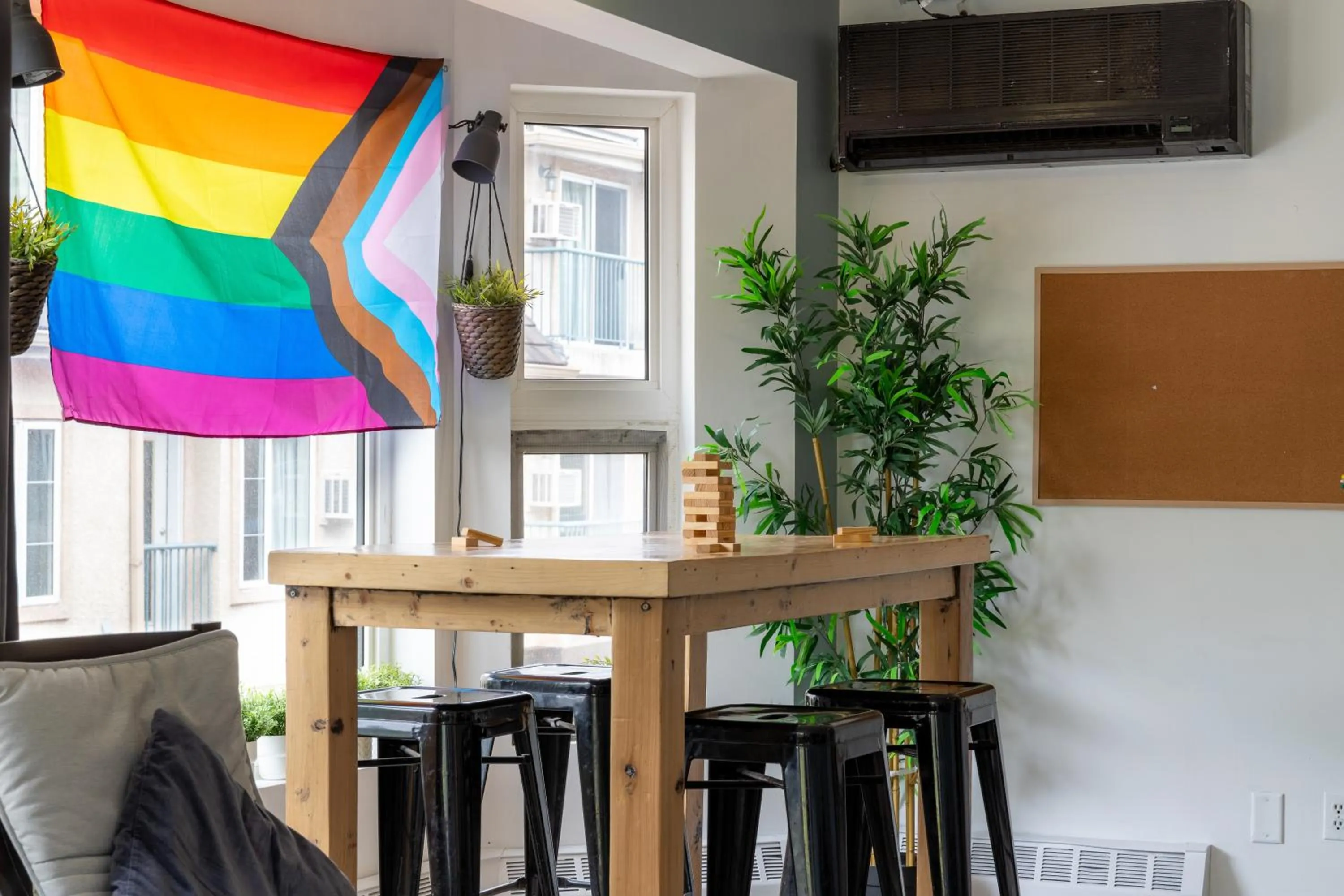 Communal lounge/ TV room in Samesun Banff Hostel