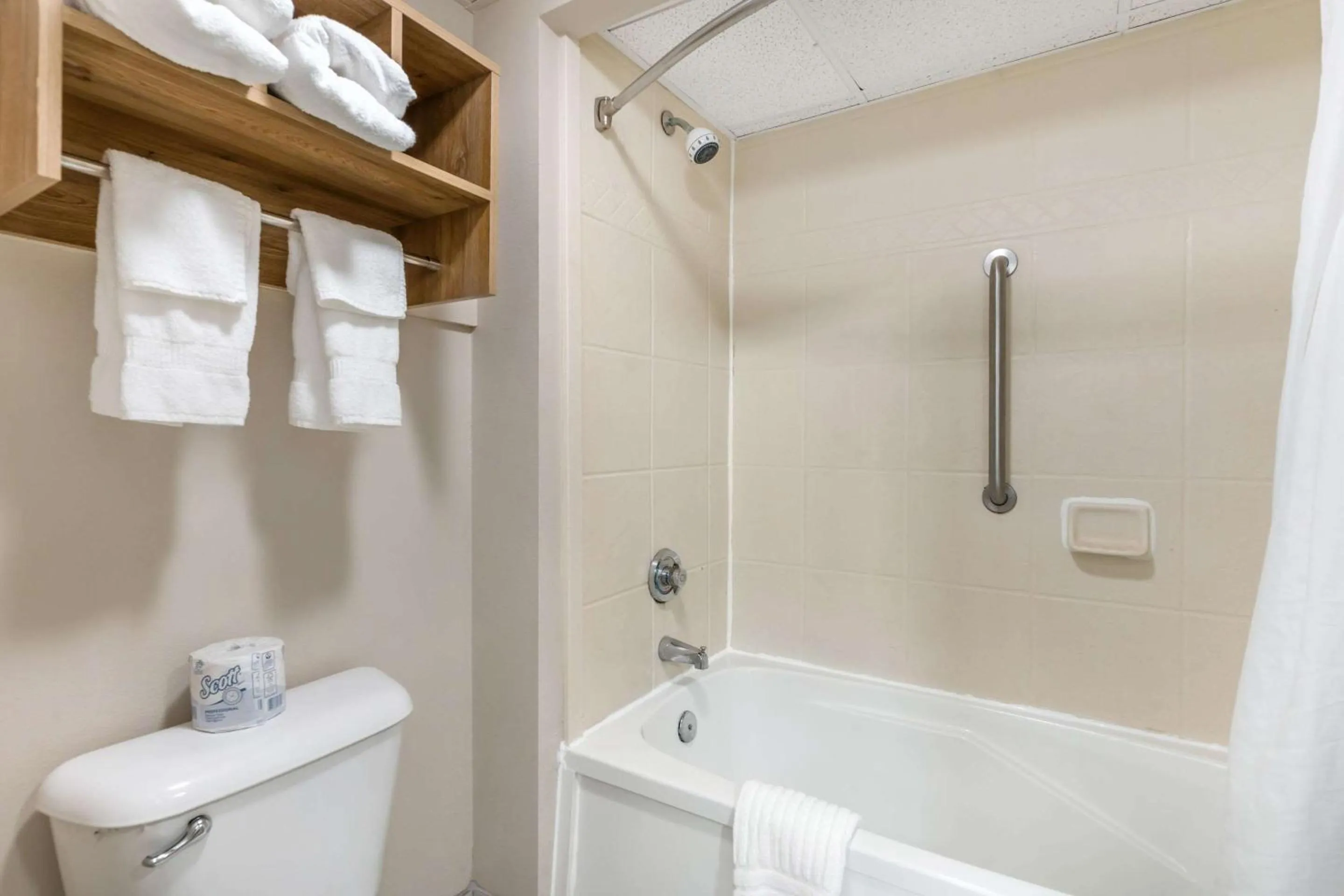 Bathroom in Comfort Inn & Suites Chattanooga-East Ridge