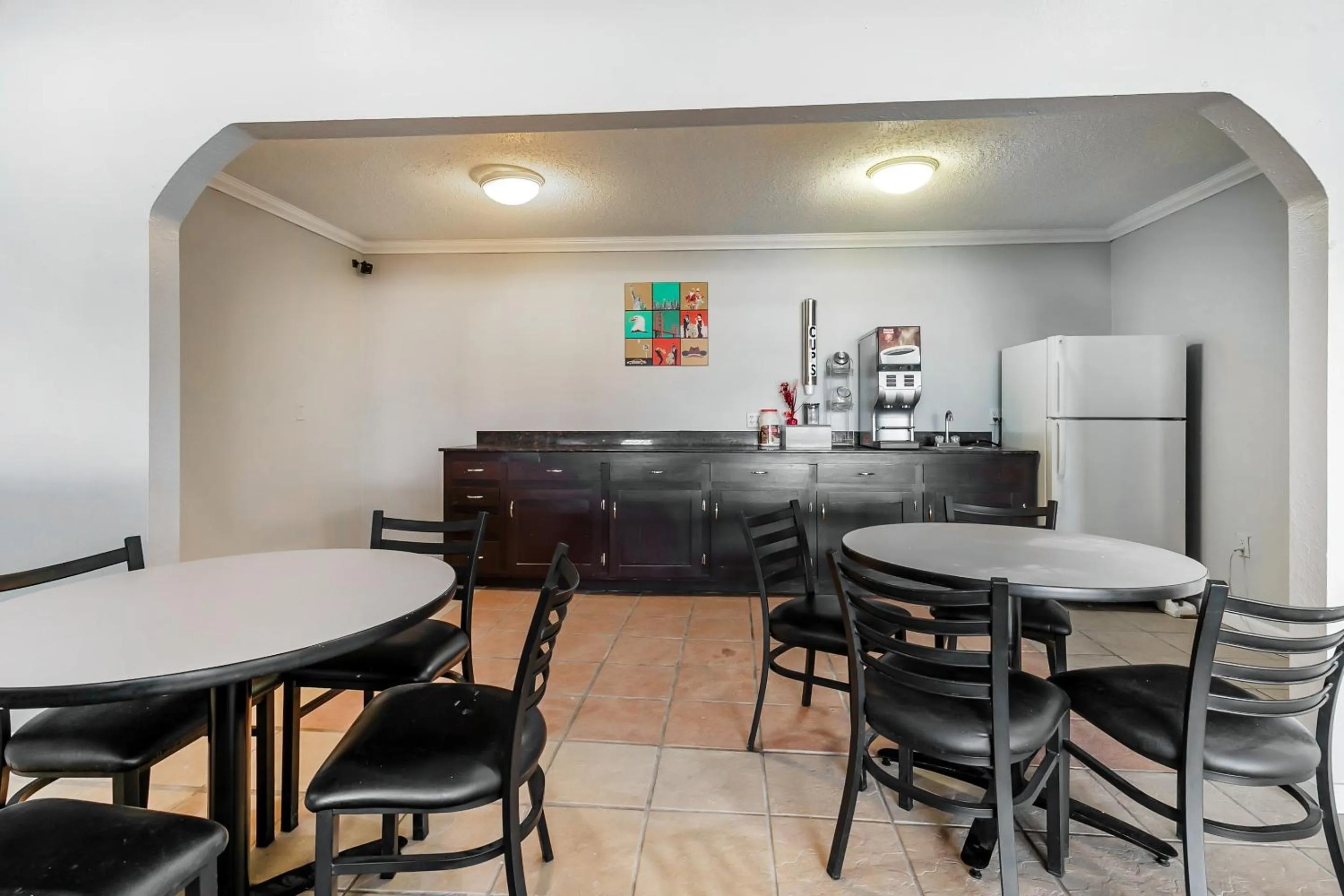 Dining area in OYO Hotel Jennings Near Crowley, LA I-10
