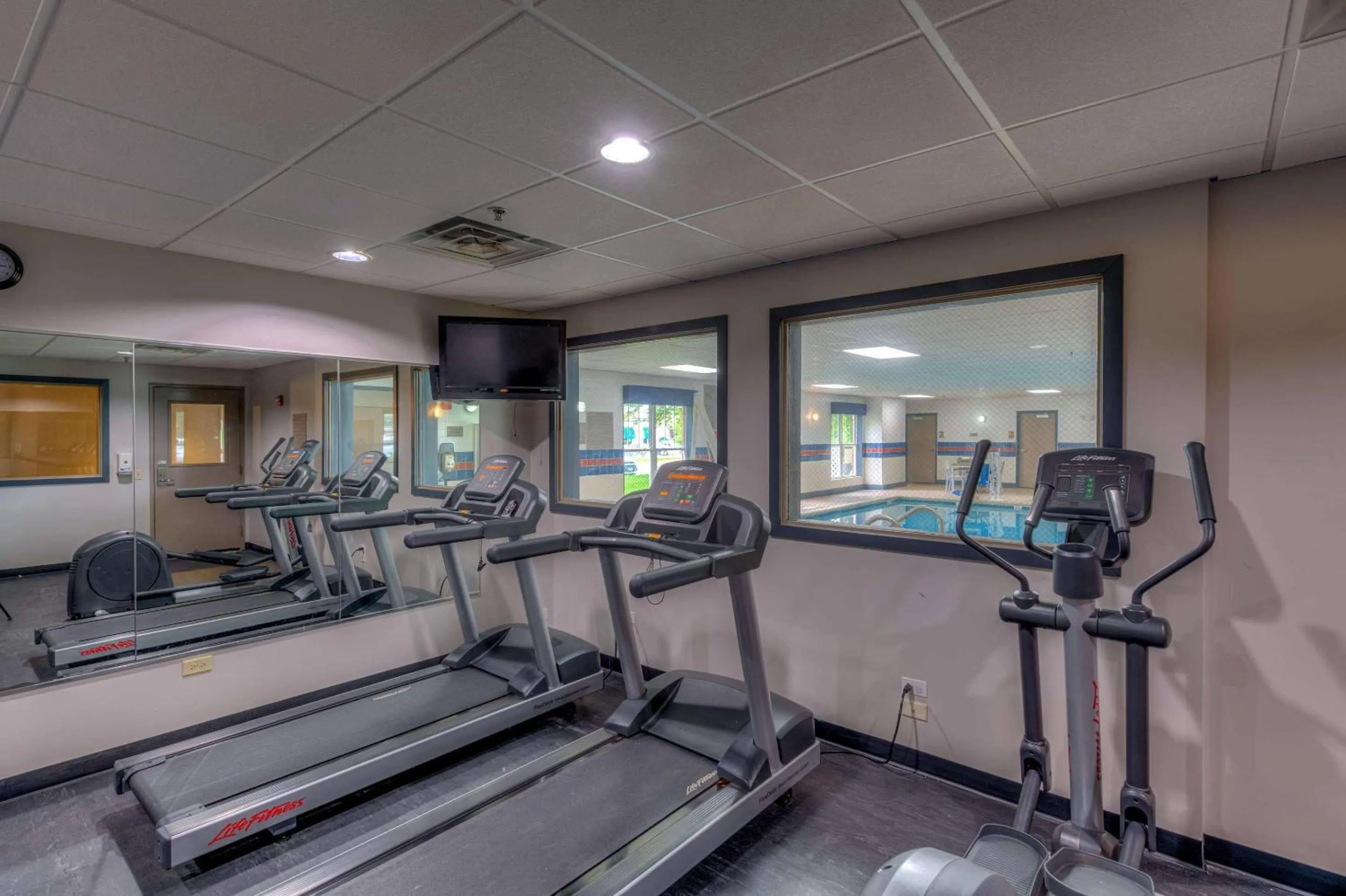 Fitness centre/facilities in Country Inn & Suites by Radisson, Crystal Lake, IL