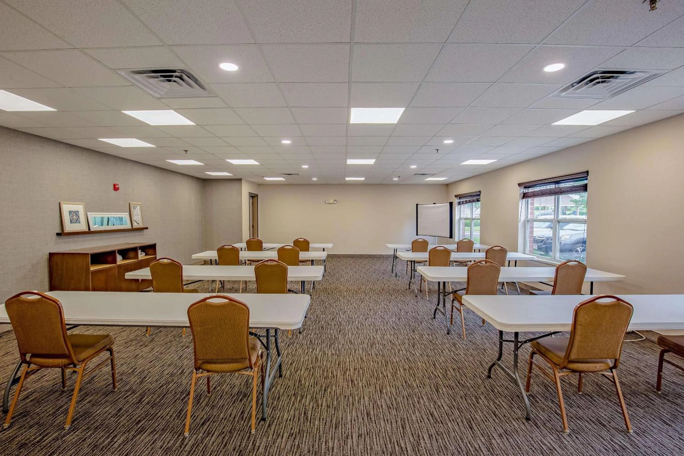 Meeting/conference room in Country Inn & Suites by Radisson, Crystal Lake, IL