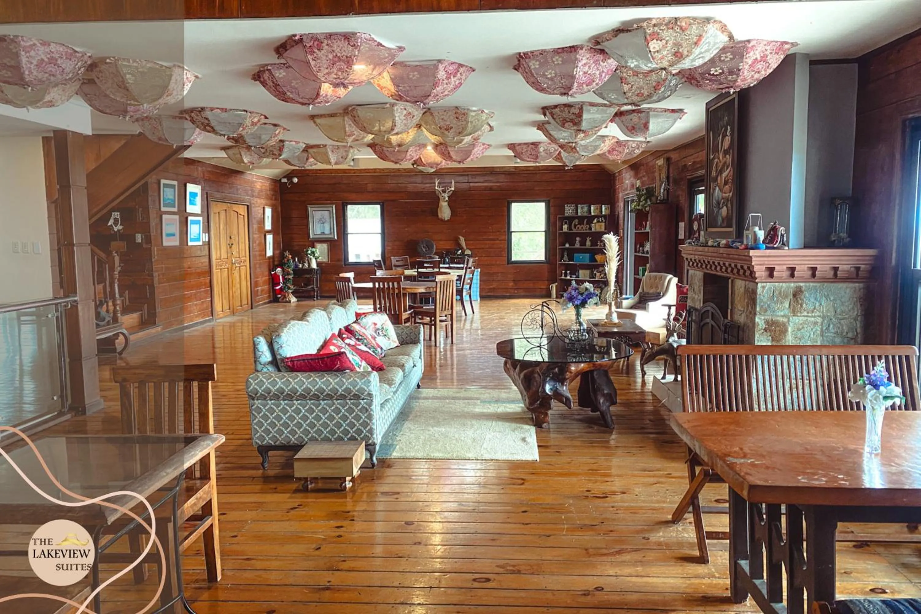 Restaurant/places to eat, Bed in The Lakeview Suites