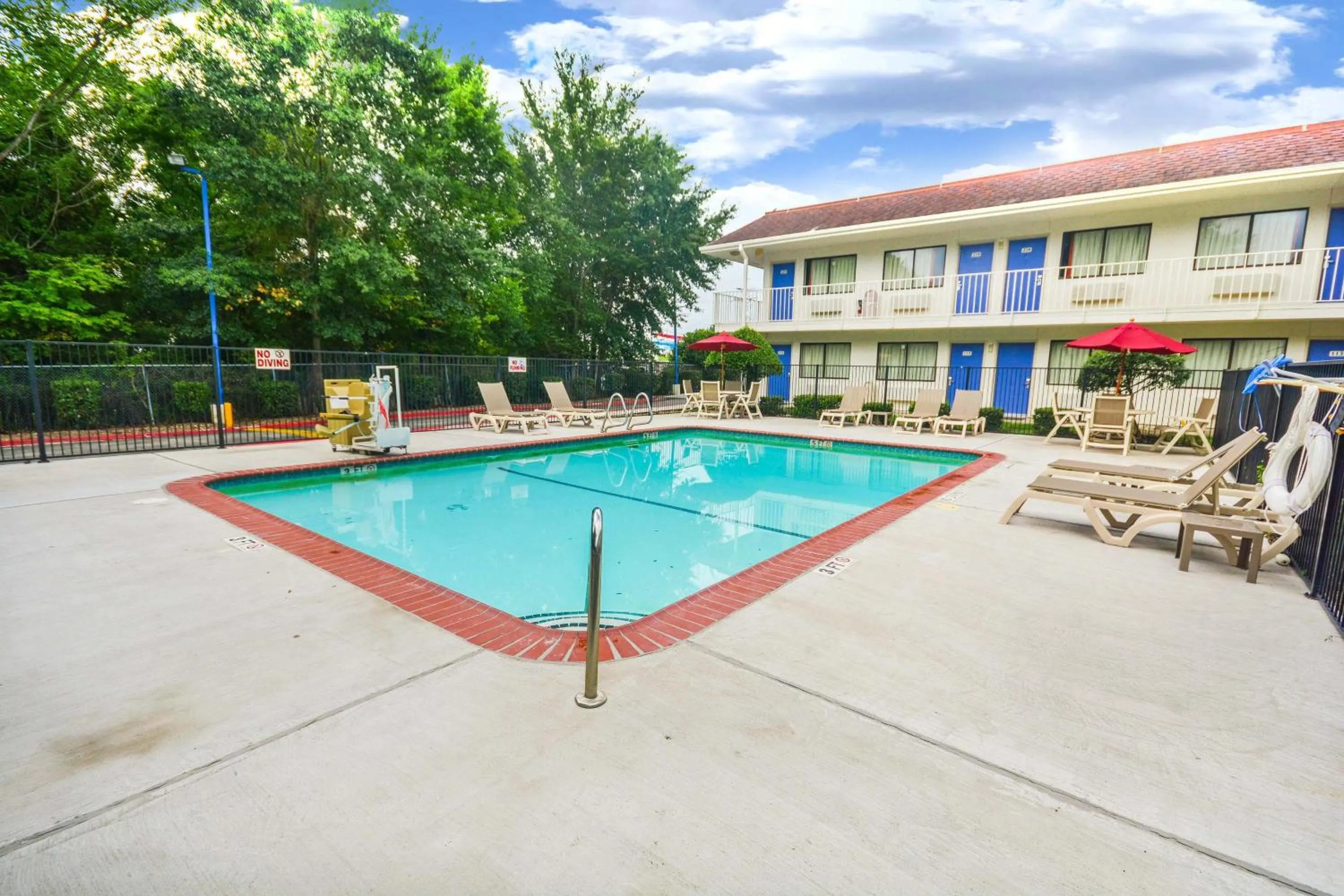 Swimming pool in Motel 6-Huntsville, TX