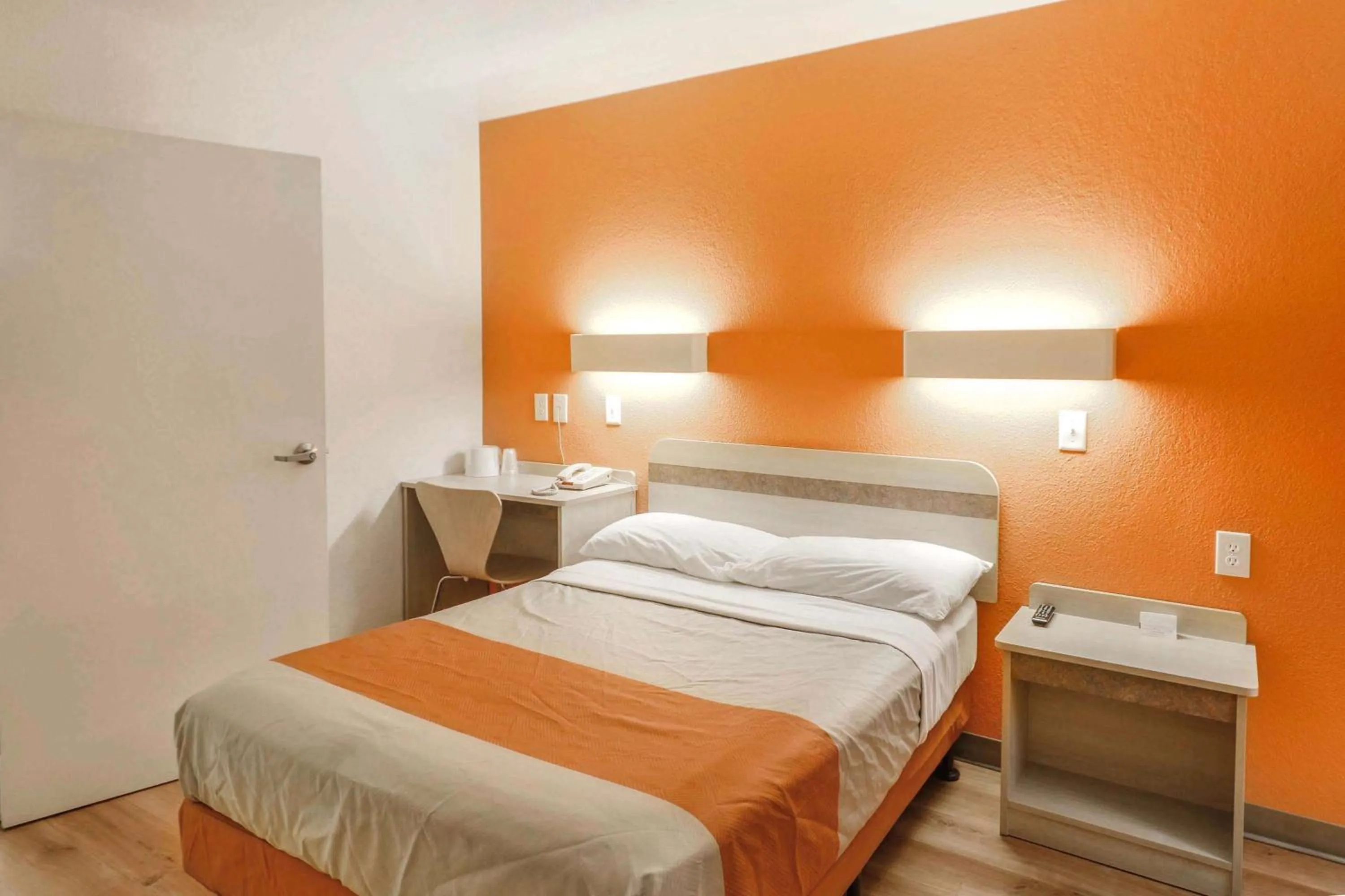 Photo of the whole room, Bed in Motel 6-Huntsville, TX