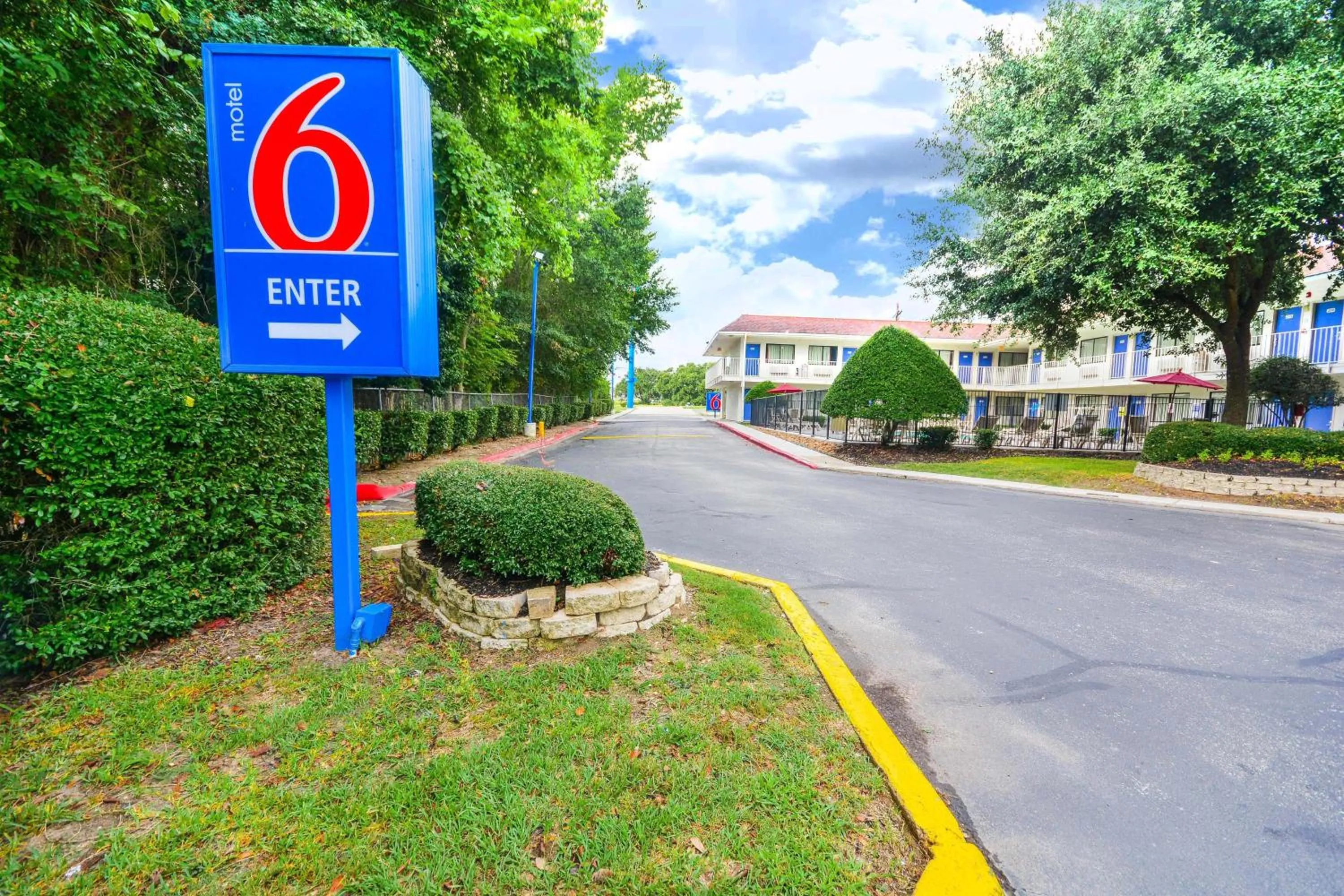 Facade/entrance in Motel 6-Huntsville, TX