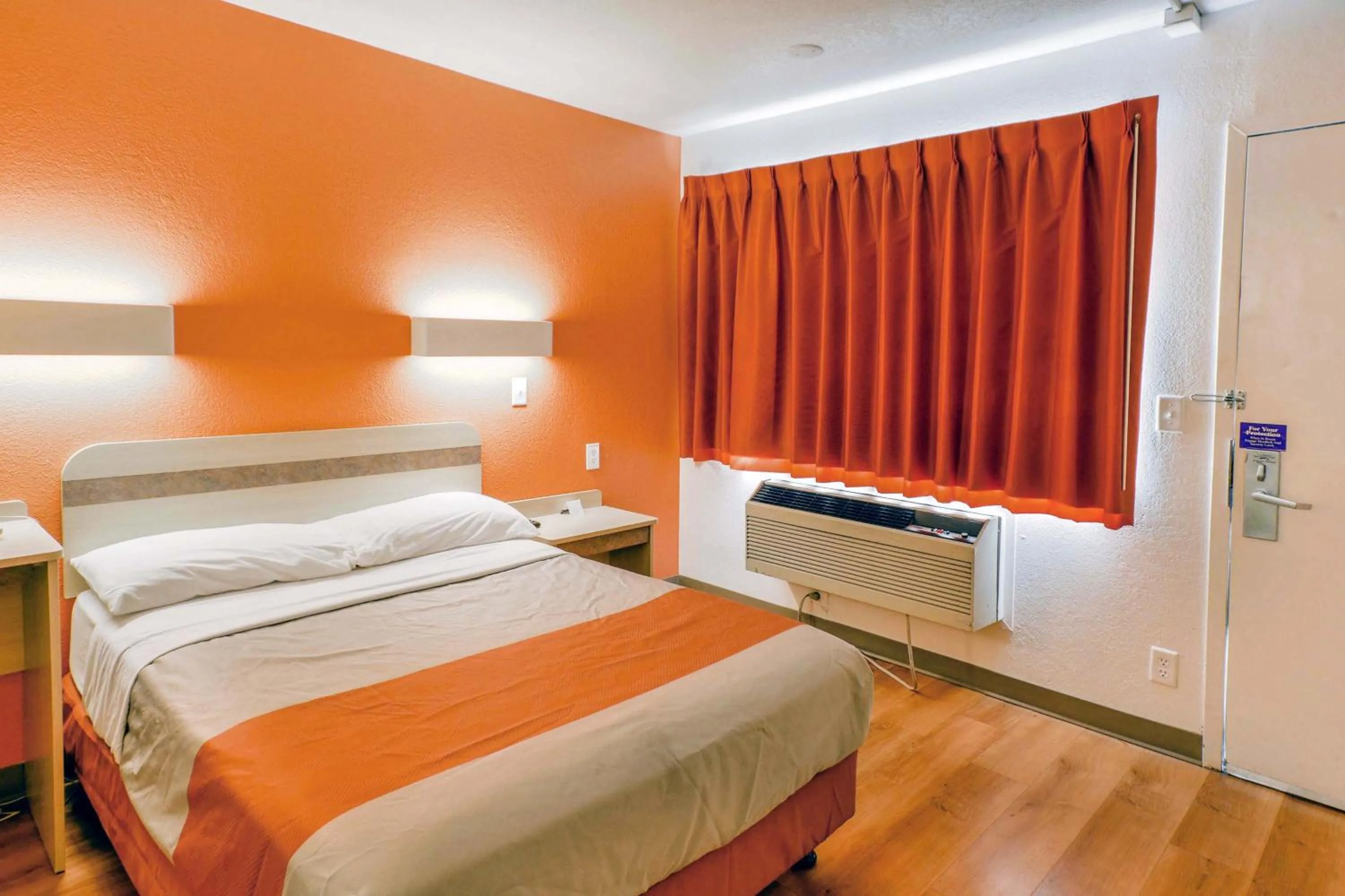 Bed in Motel 6-Huntsville, TX