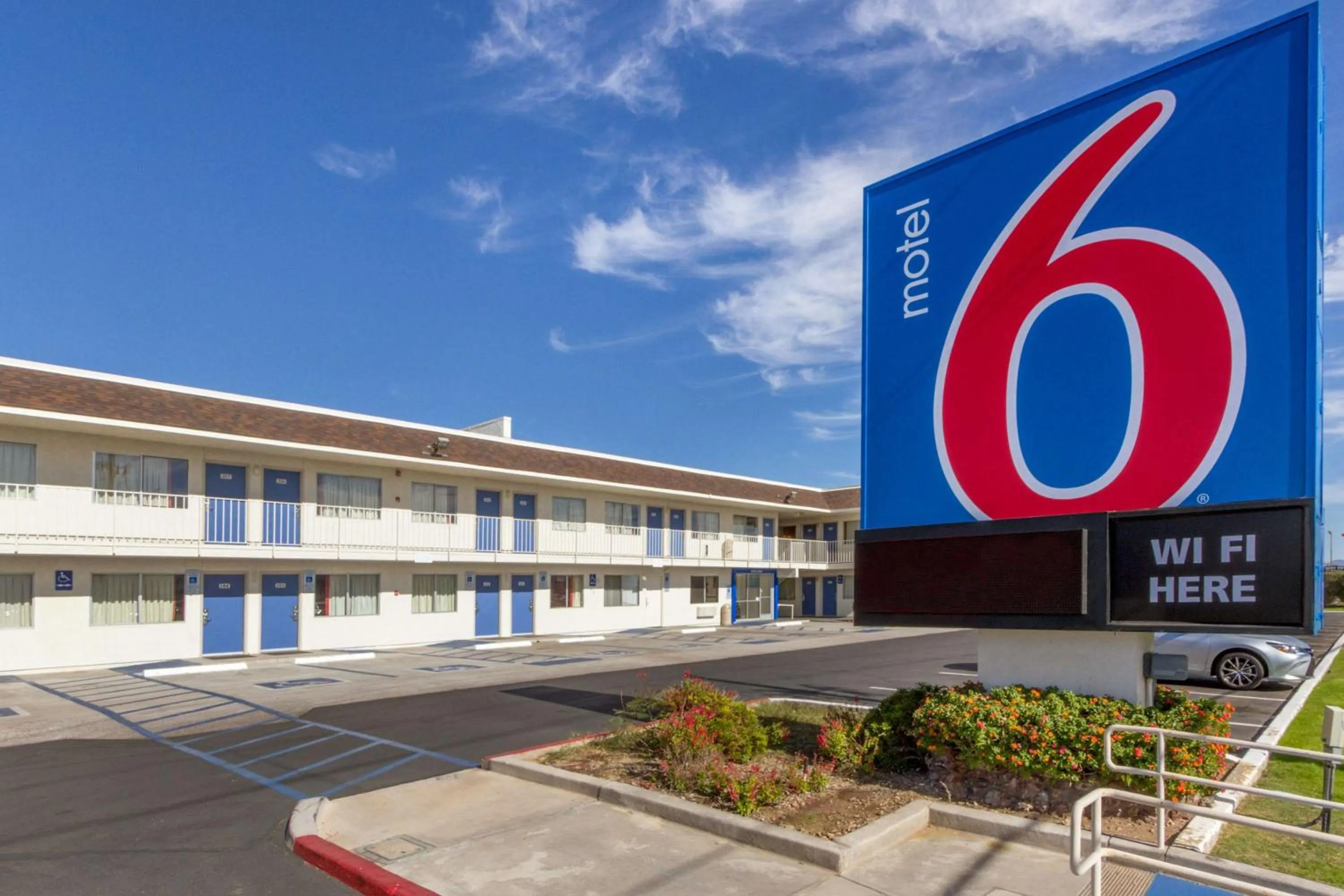 Property building in Motel 6-Phoenix, AZ - North Bell Road