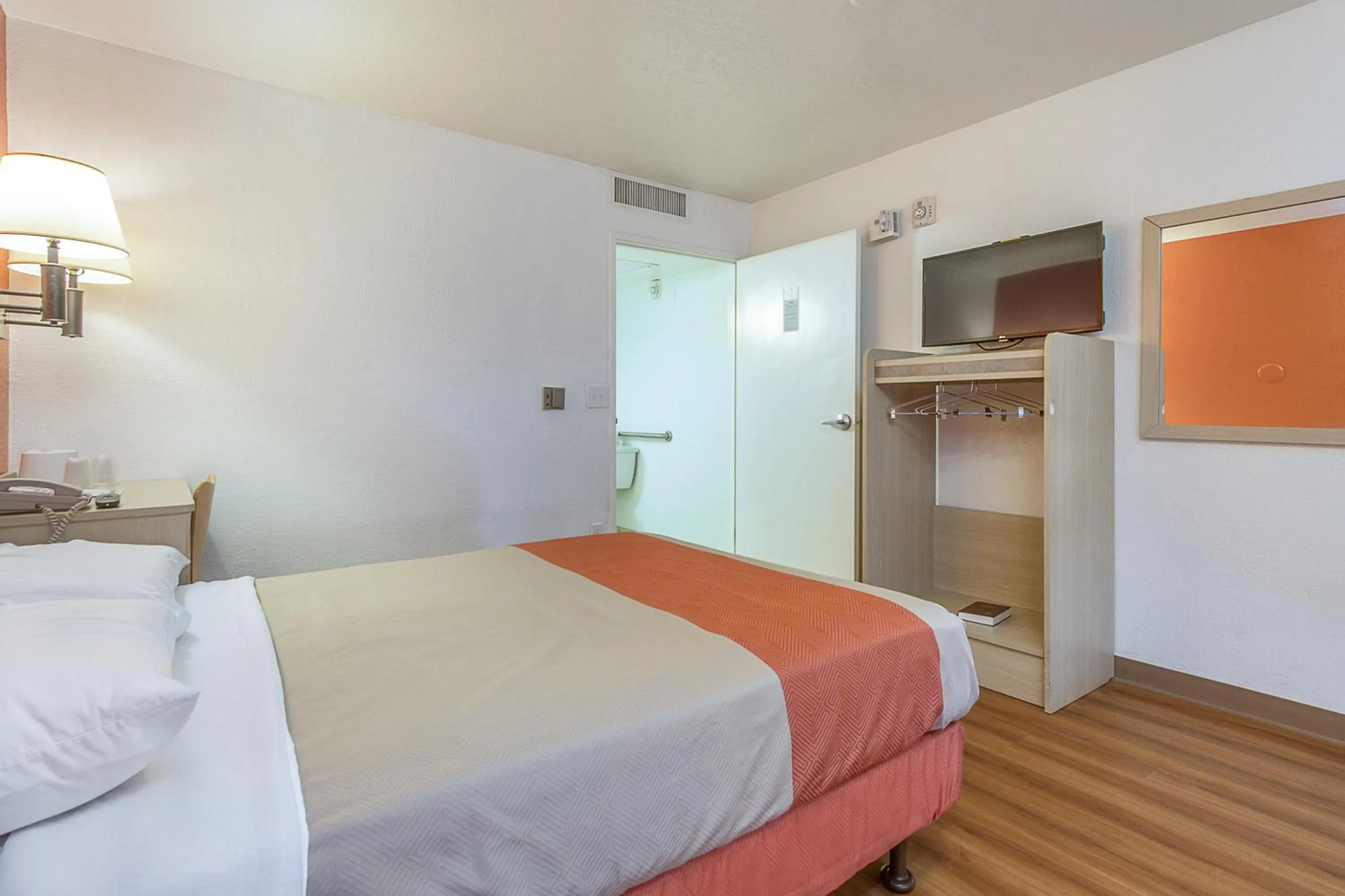 Bedroom, Bed in Motel 6-Phoenix, AZ - North Bell Road