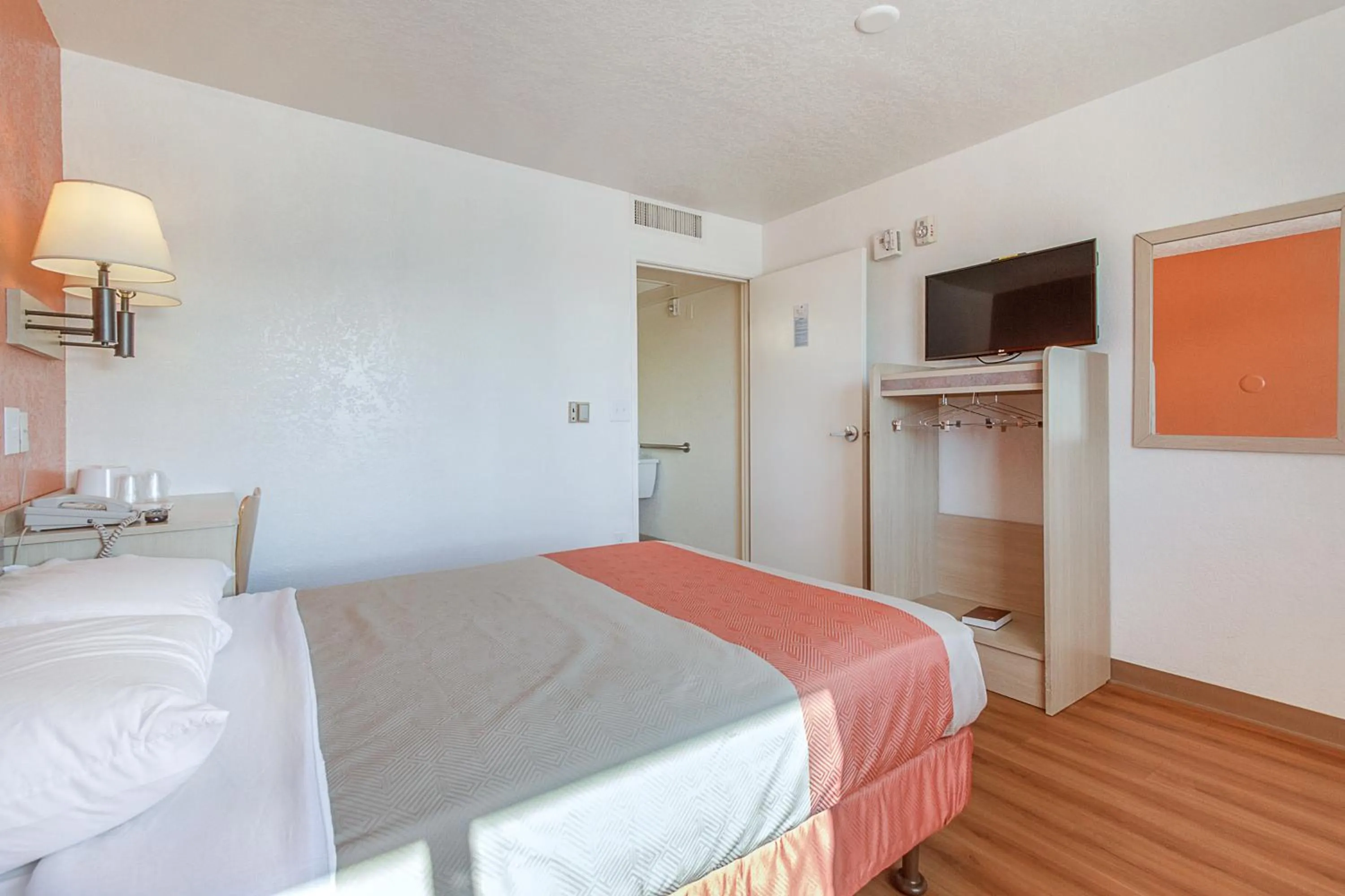 Bedroom, Bed in Motel 6-Phoenix, AZ - North Bell Road