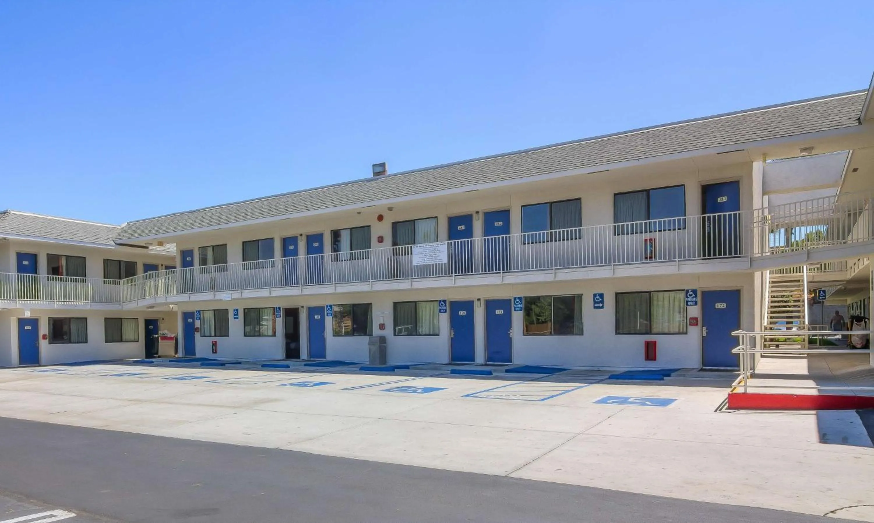 Property building in Vagabond Inn Sylmar