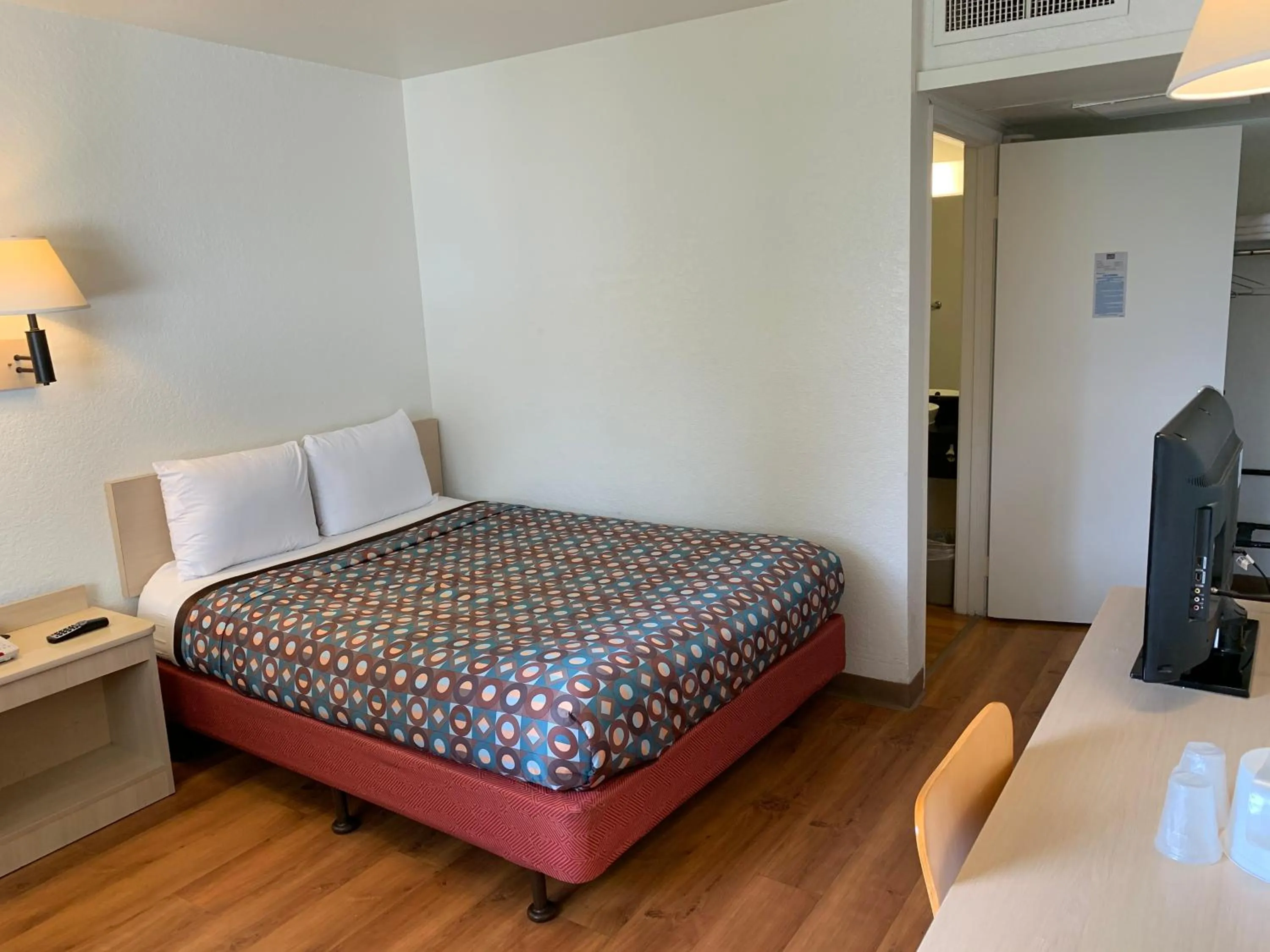 Photo of the whole room, Bed in Vagabond Inn Sylmar