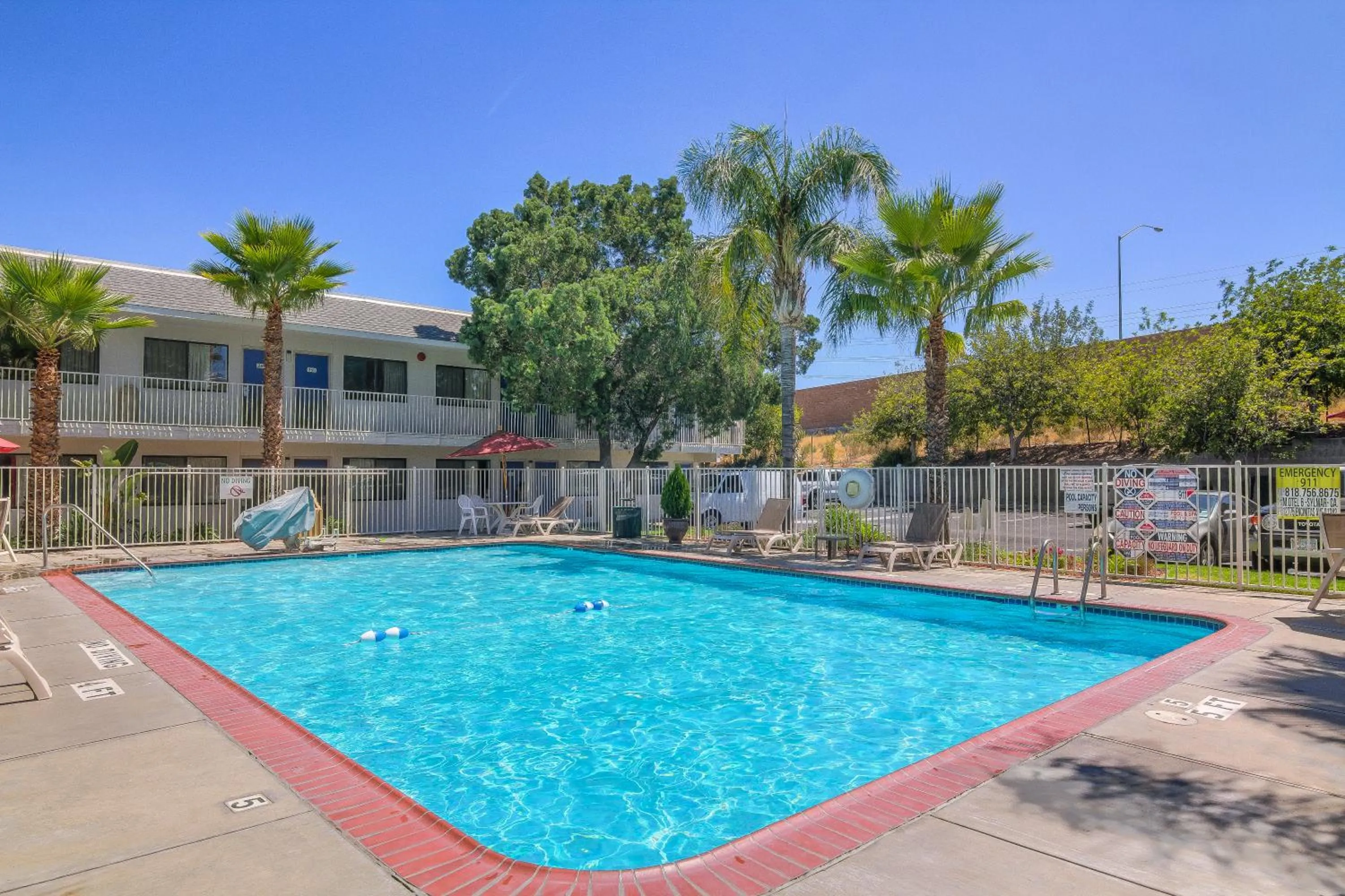 Swimming pool in Vagabond Inn Sylmar