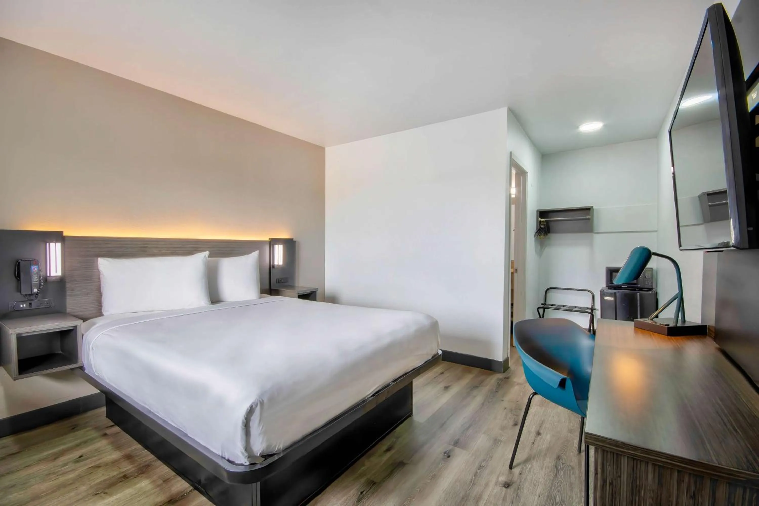 Bedroom, Bed in Motel 6-Austin, TX - North