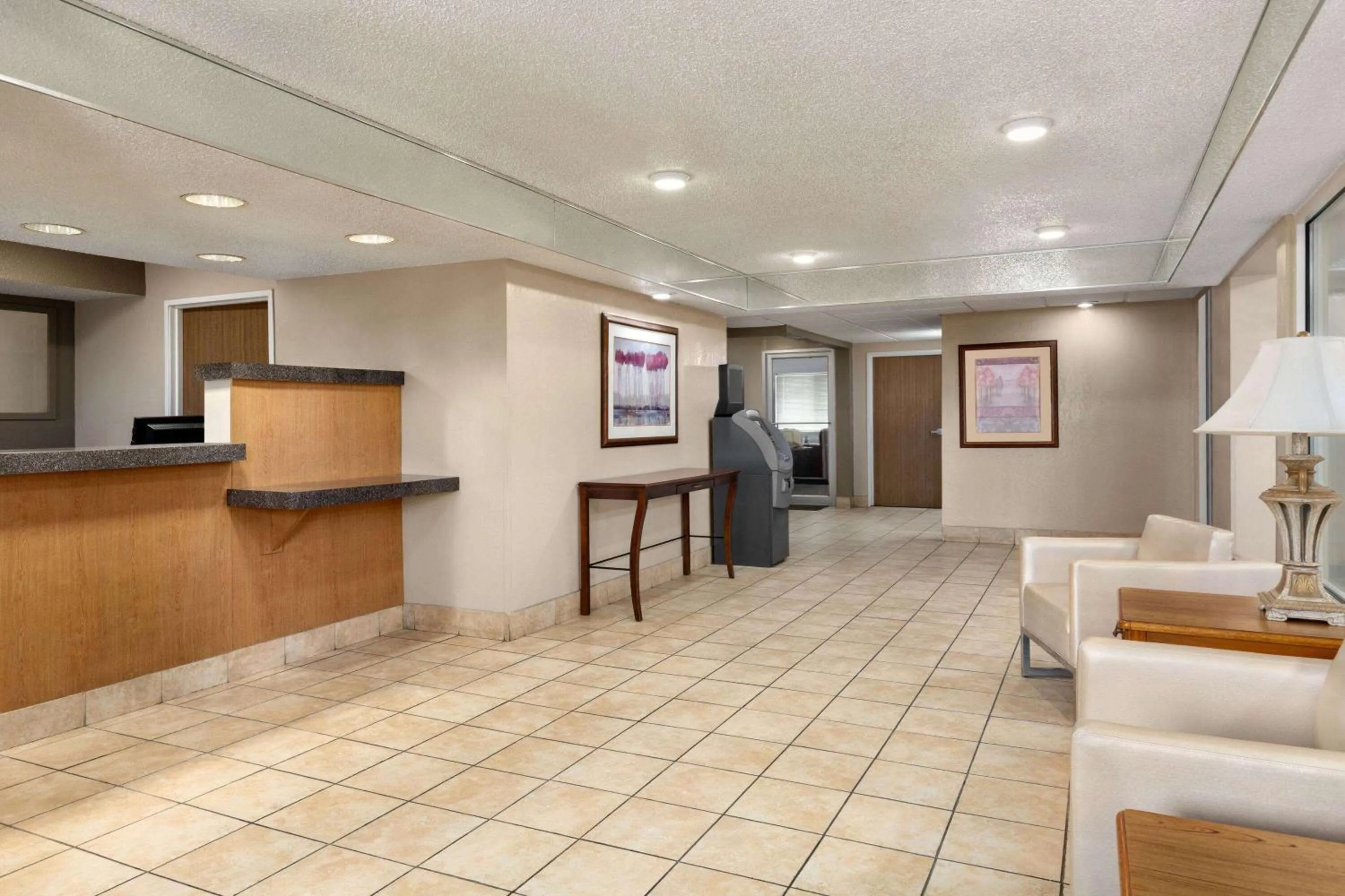 Lobby or reception in Super 8 by Wyndham Joliet I-55 N/Chicago