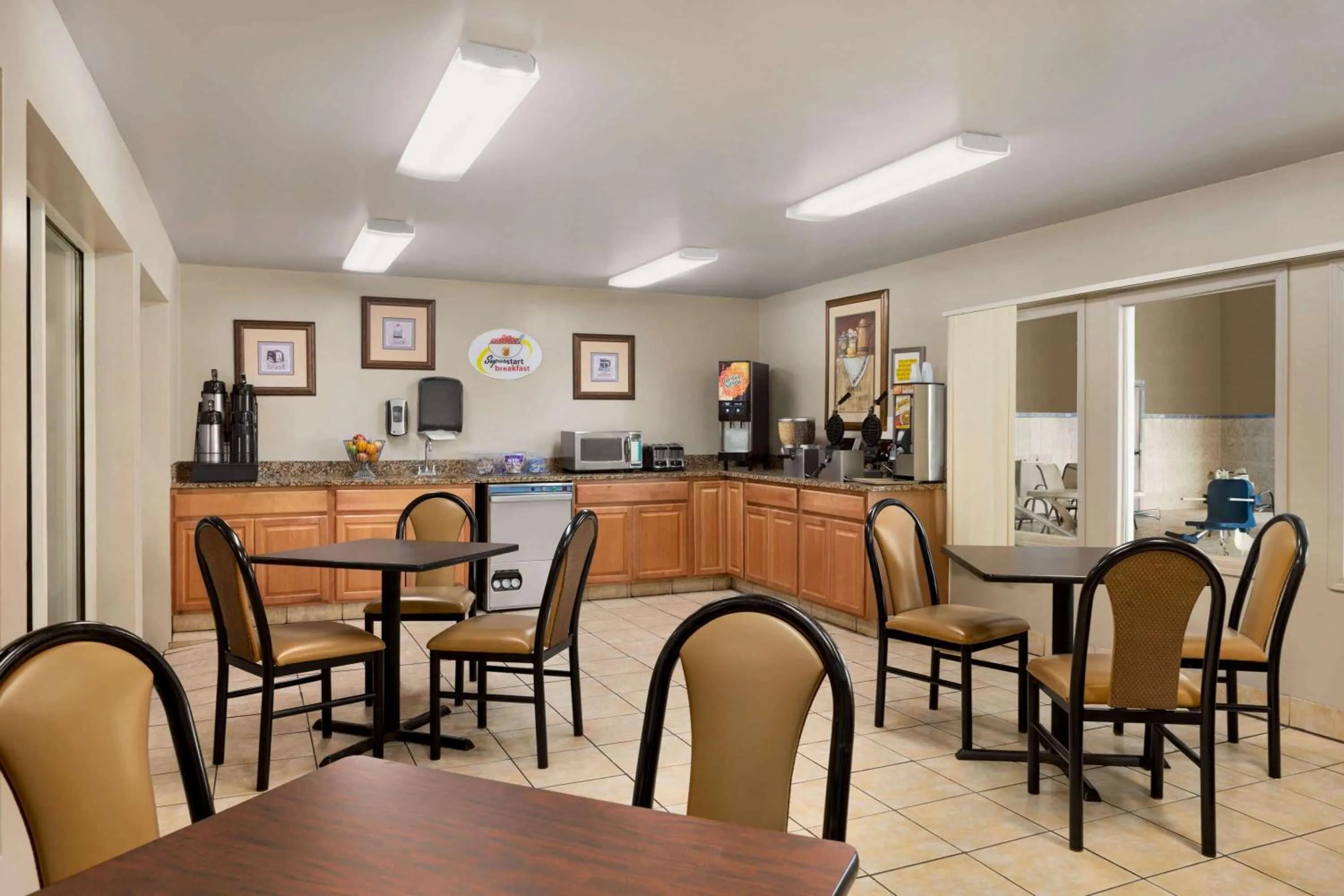 Restaurant/places to eat in Super 8 by Wyndham Joliet I-55 N/Chicago