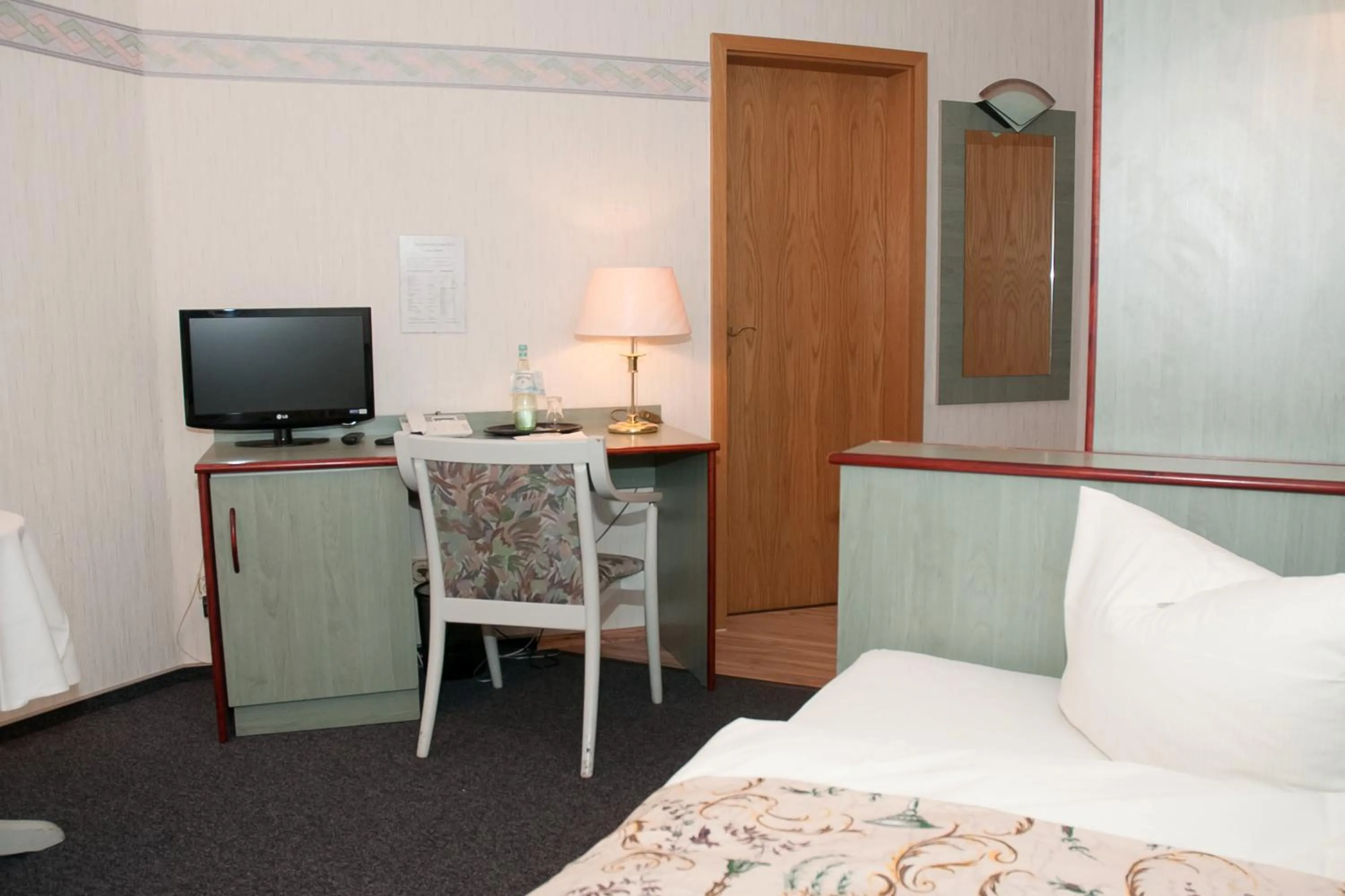 Photo of the whole room, Bed in Hotel "Am Werl"