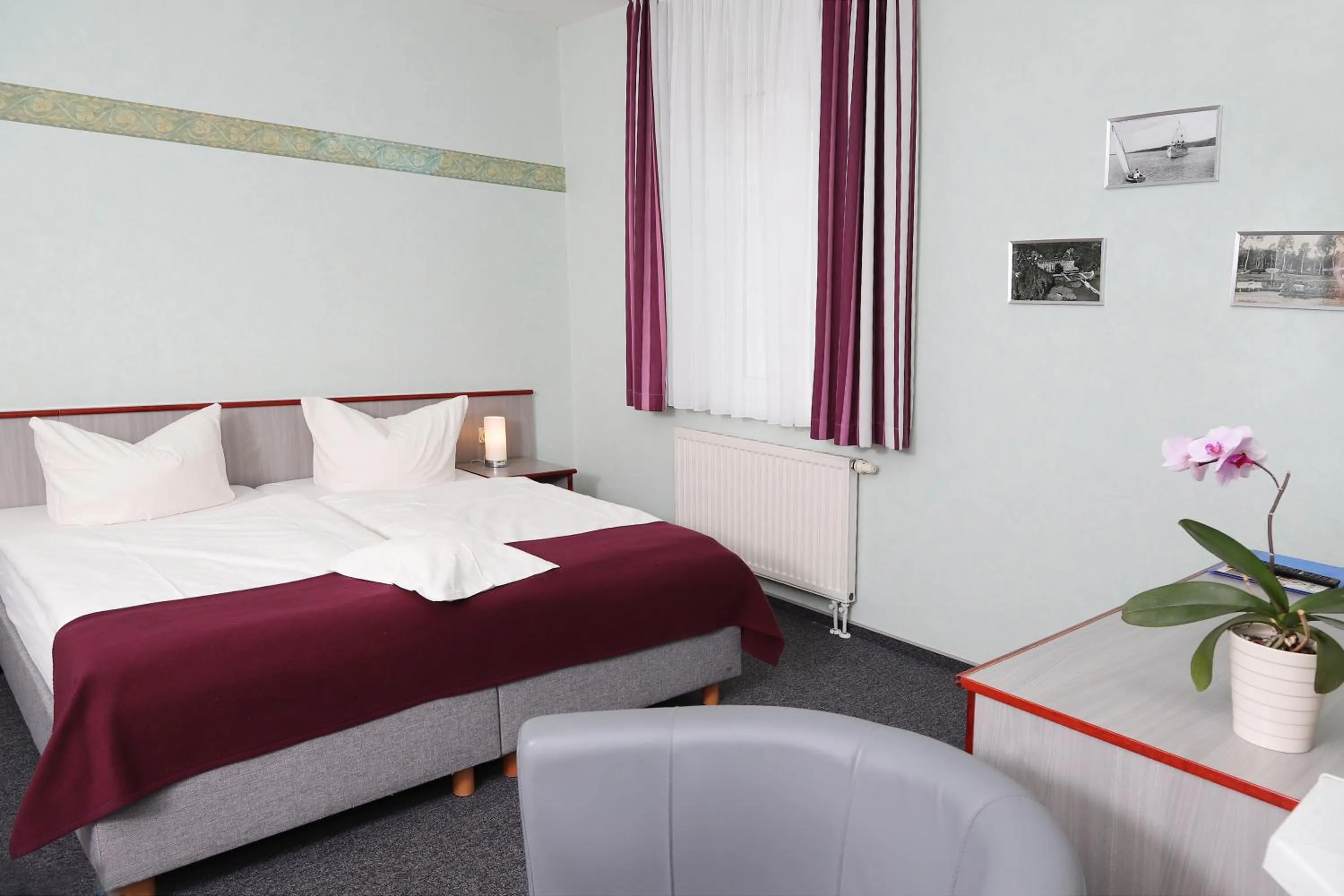 Photo of the whole room, Bed in Hotel "Am Werl"