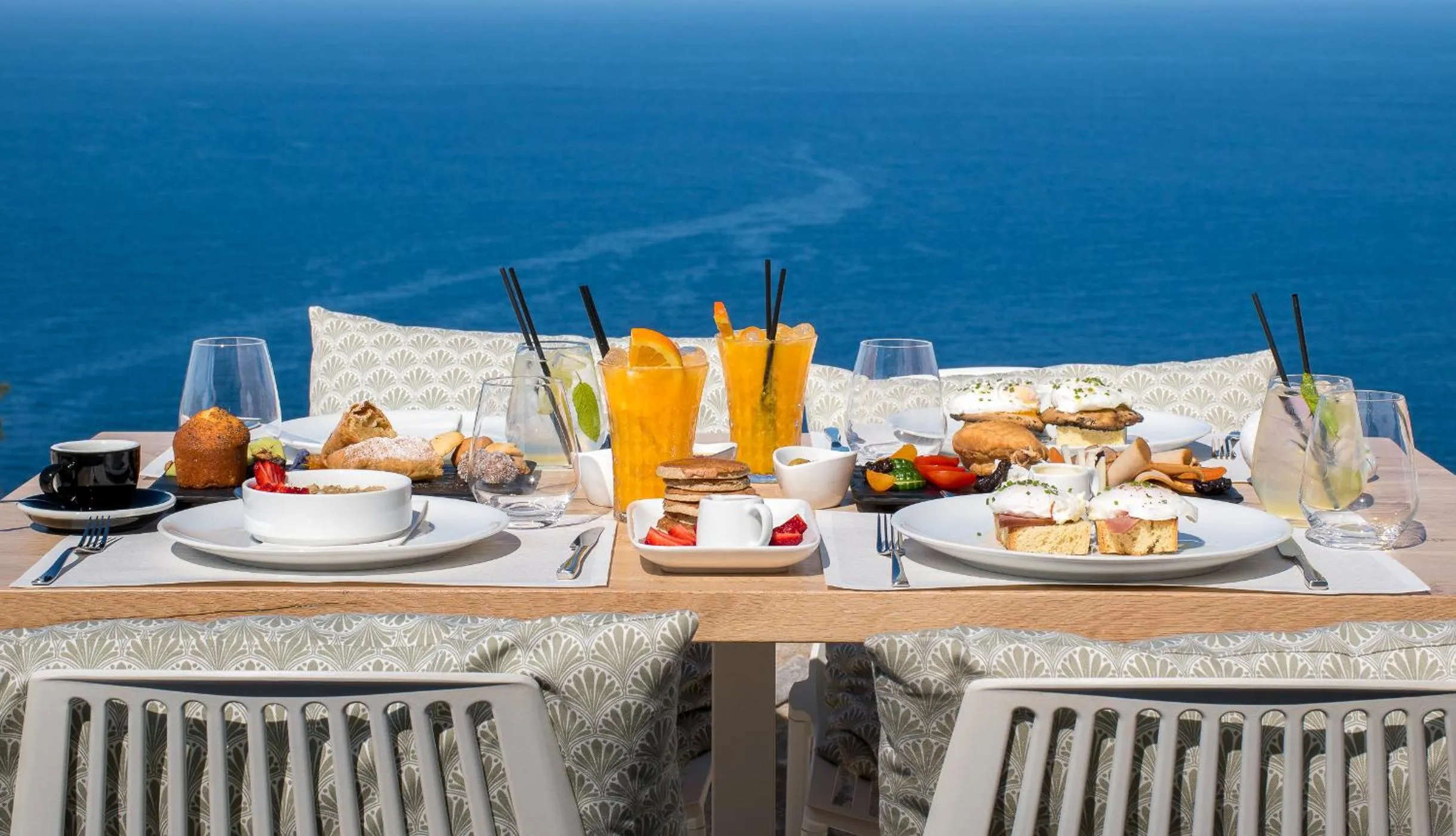 Breakfast in BASSA MAINA Villas & Suites