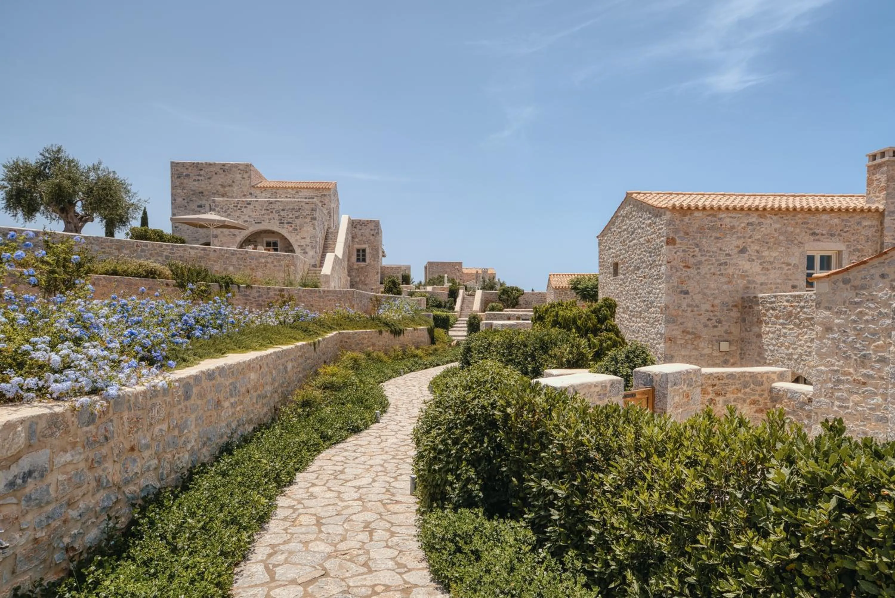 BASSA MAINA Villas & Suites