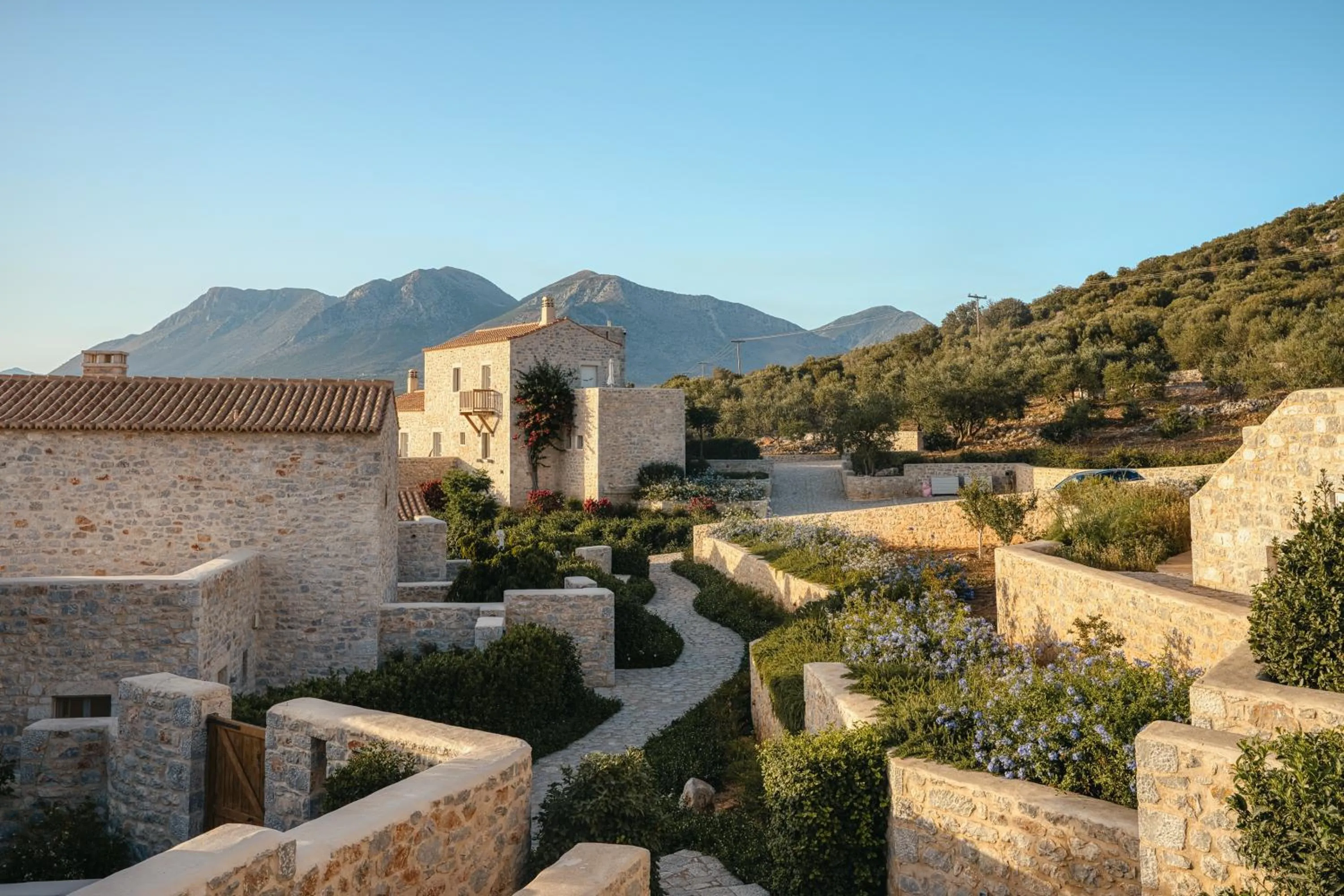 BASSA MAINA Villas & Suites