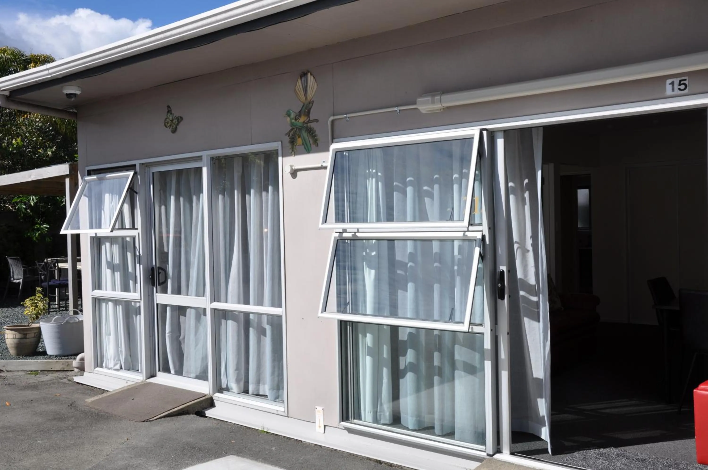 Property building in Balmoral Motel