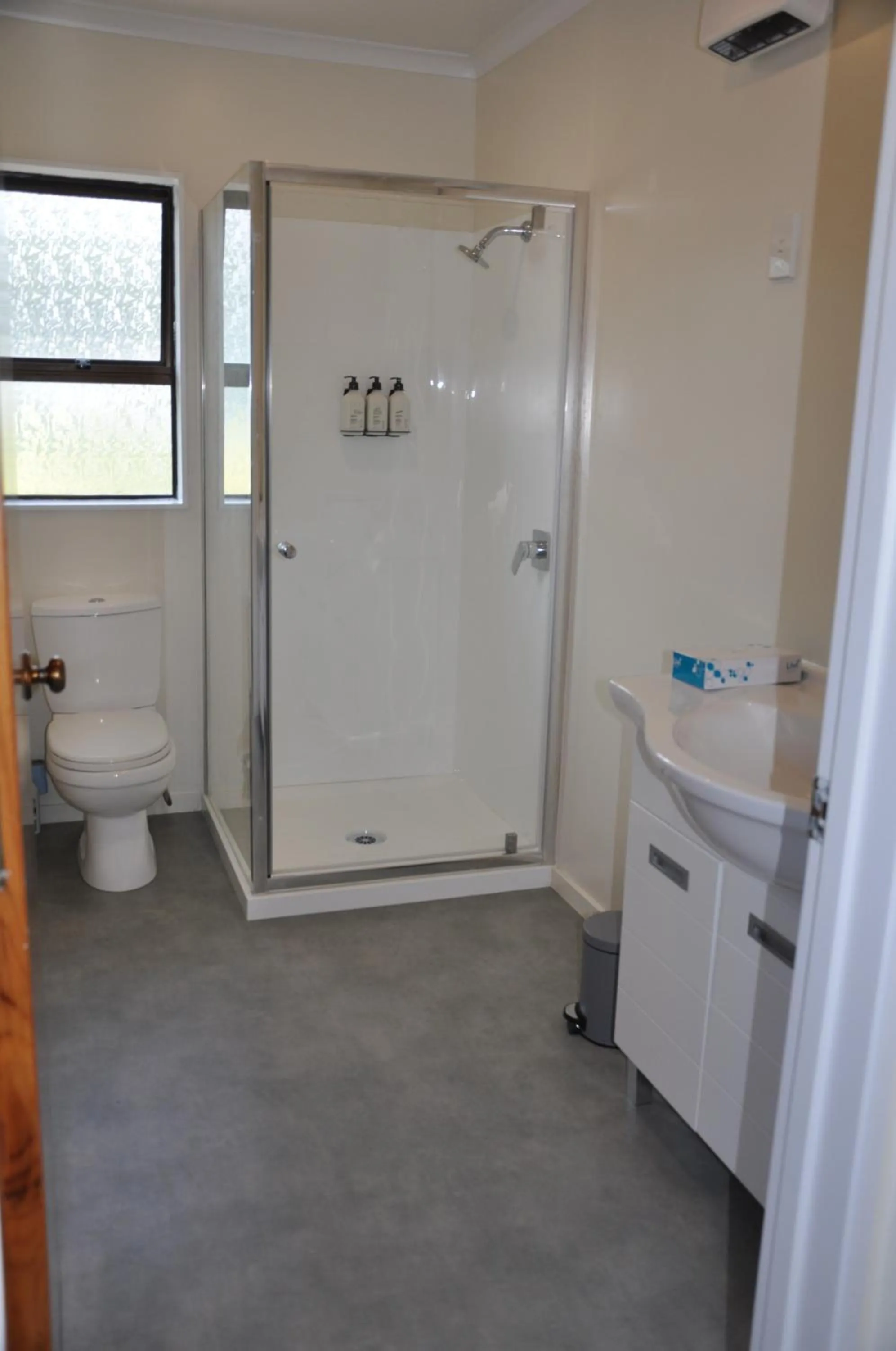 Bathroom in Balmoral Motel