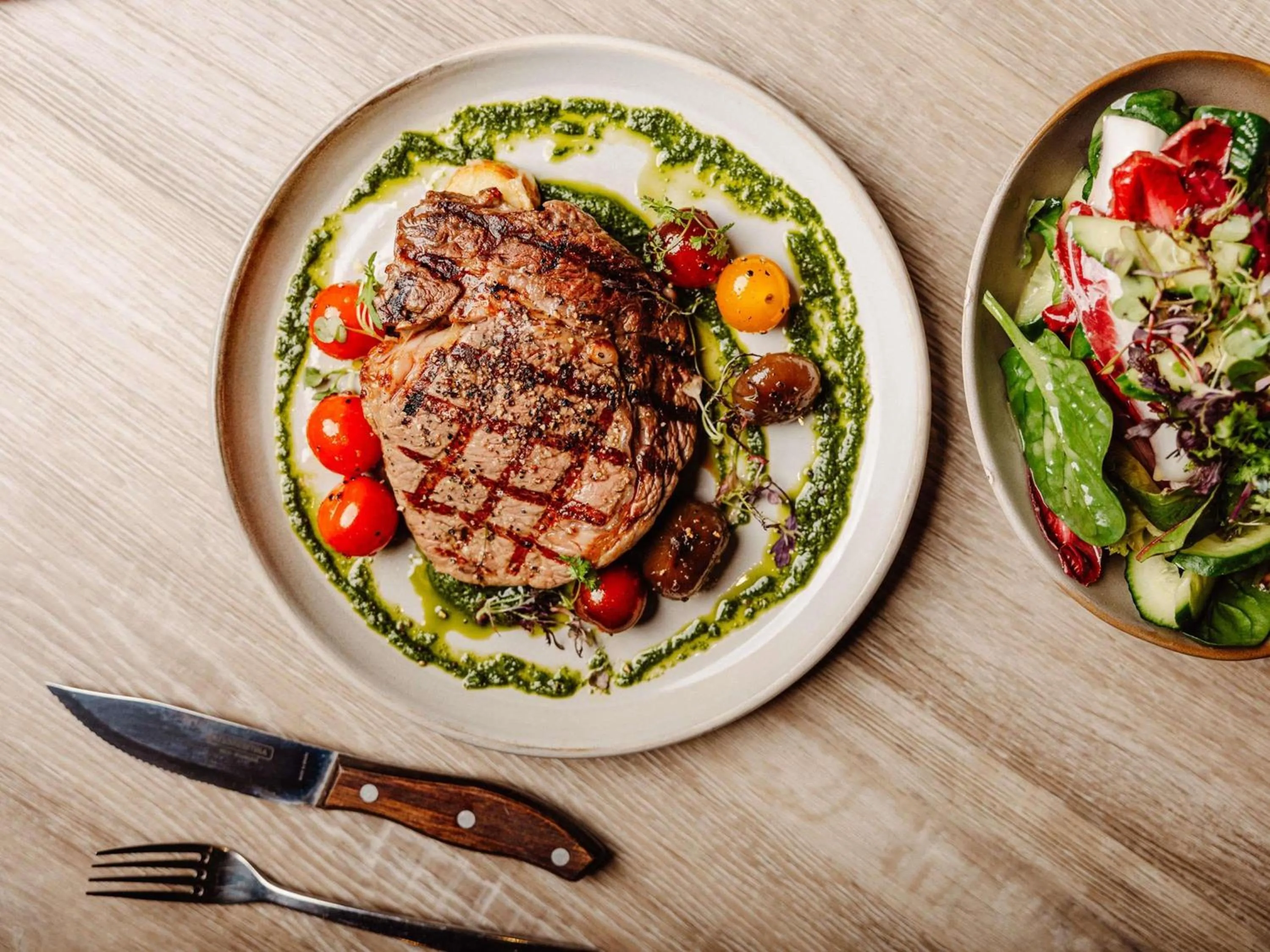 Restaurant/places to eat in Peppers Waymouth Hotel