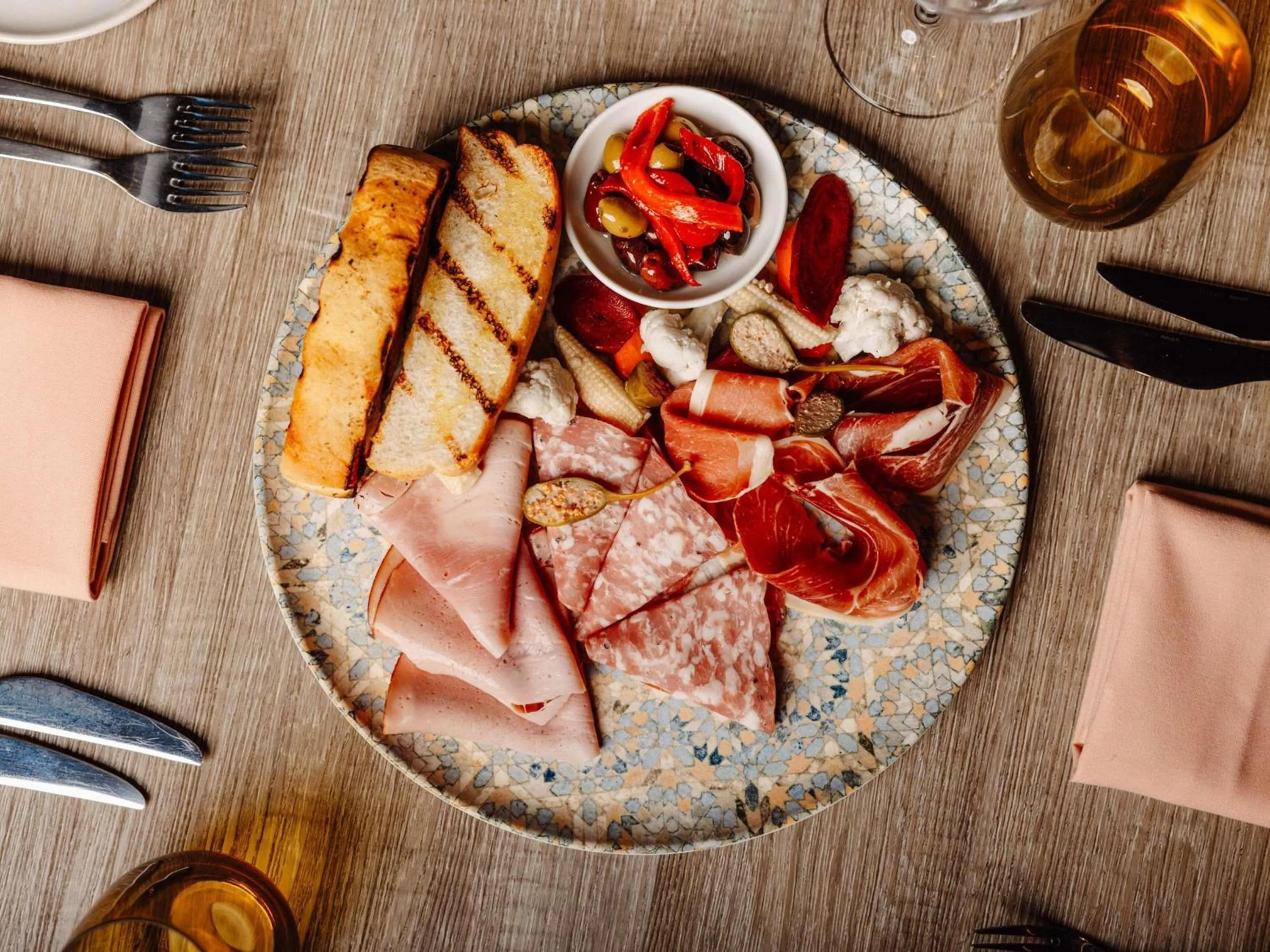 Restaurant/places to eat in Peppers Waymouth Hotel