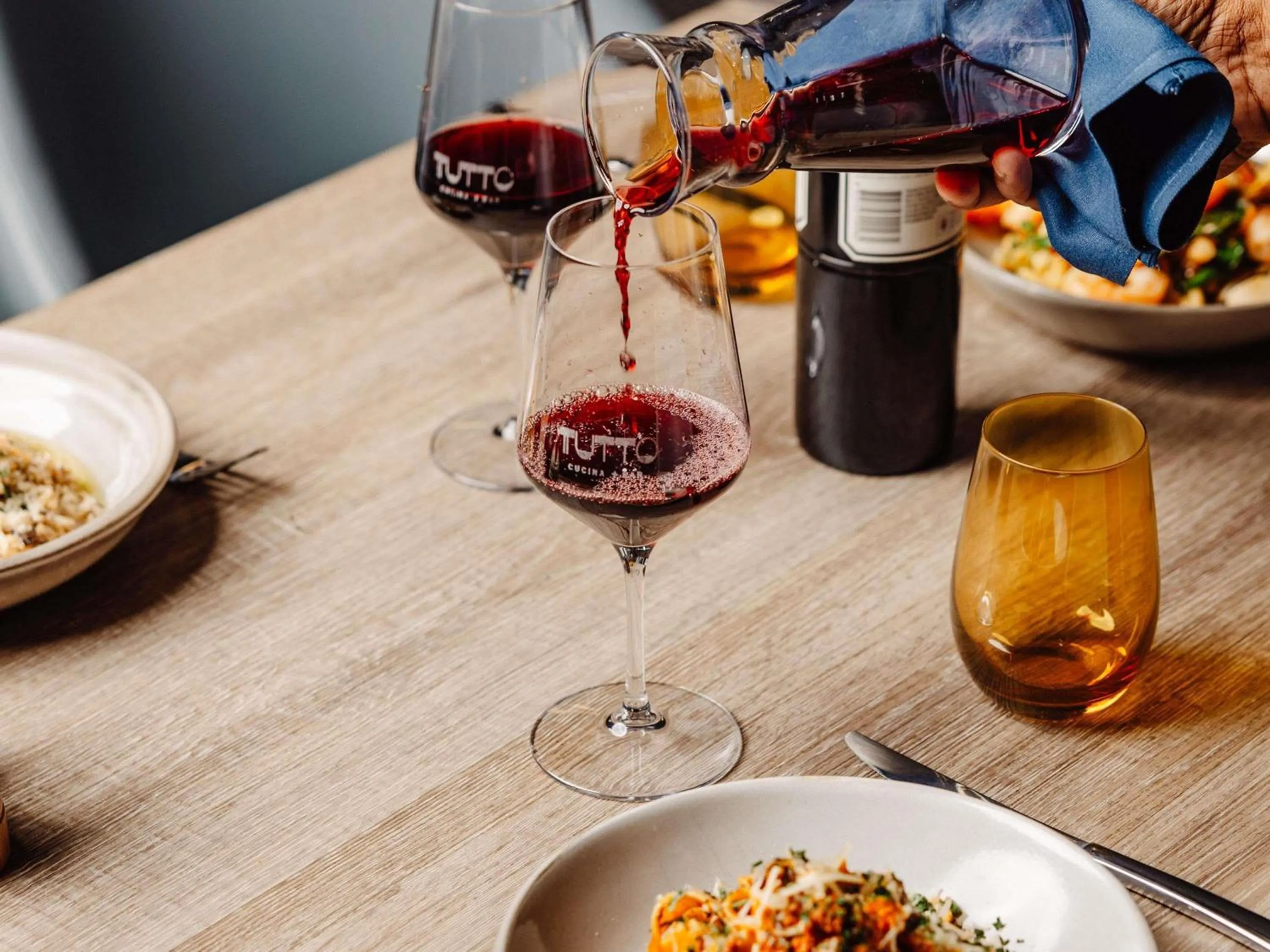 Restaurant/places to eat in Peppers Waymouth Hotel